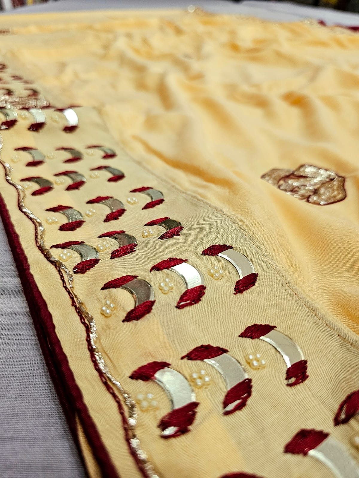 647006 डिज़ाइनर मसलिन सिल्क साड़ी डिज़ाइनर वर्क के साथ - पीला