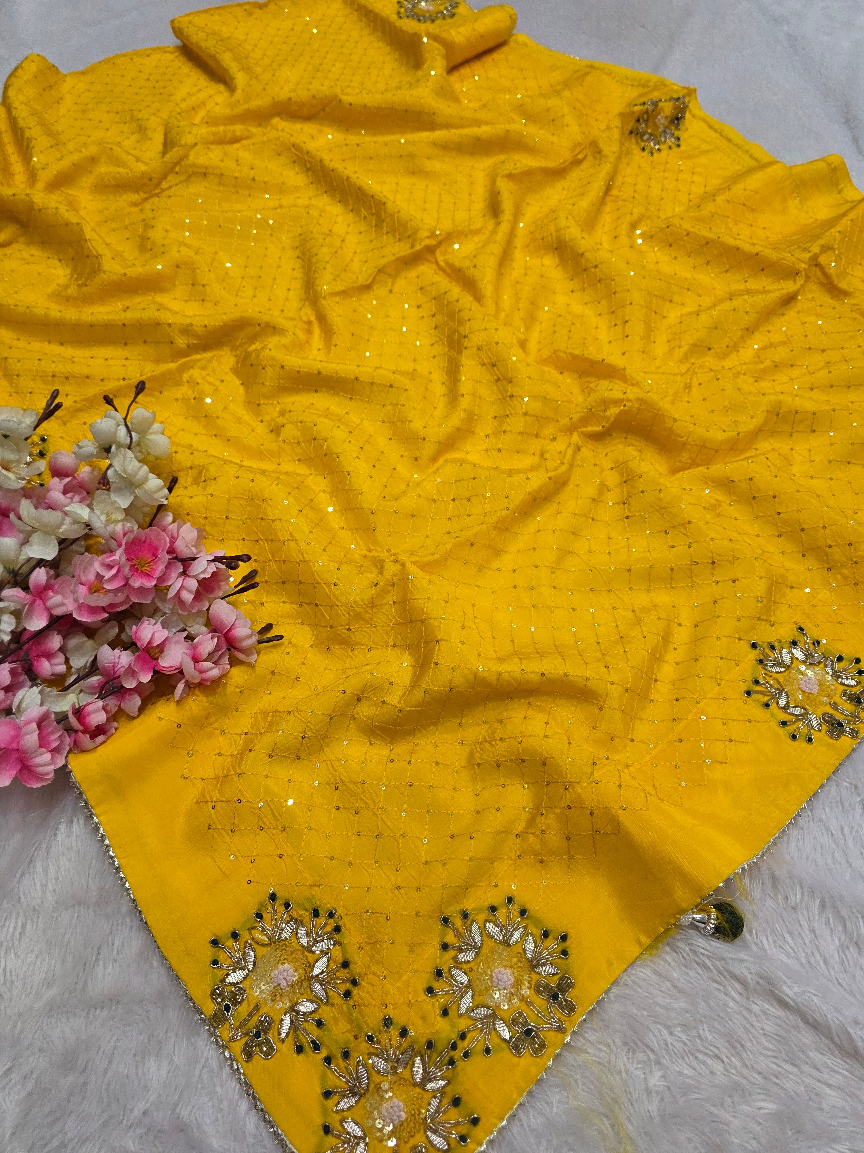 157005 शुद्ध रूसी सिल्क पार्टी वियर डिजाइनर साड़ी भारी कटदाना और अनुक्रम कार्य के साथ