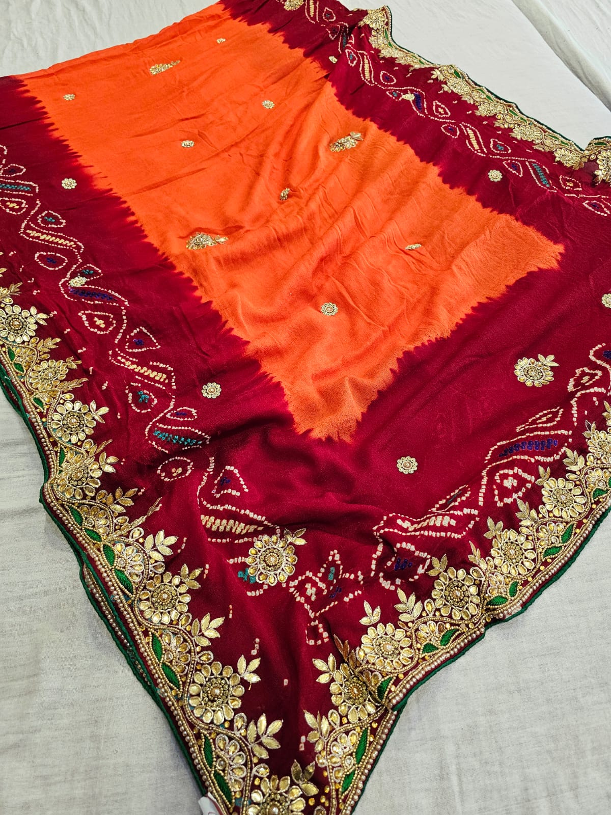 गोटा पट्टी वर्क के साथ पारंपरिक राजस्थानी बंधनी साड़ी