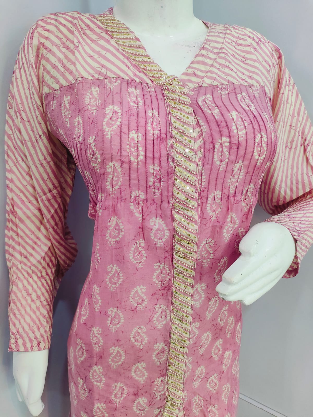 155003 पर्ल और बीट्स वर्क के साथ स्टाइलिश को-ऑर्ड सेट