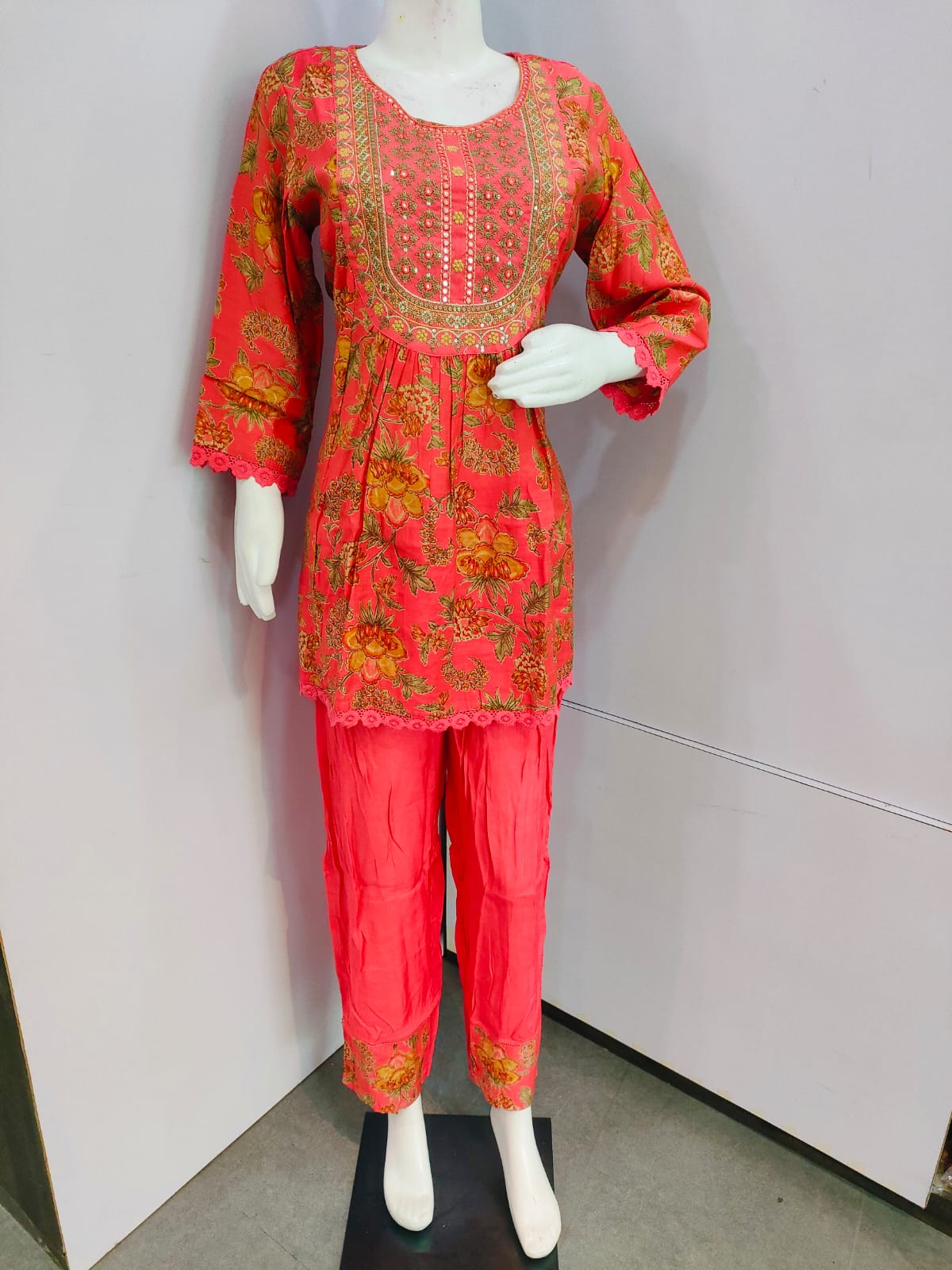 154004 कढ़ाई के काम के साथ स्टाइलिश को-ऑर्ड सेट