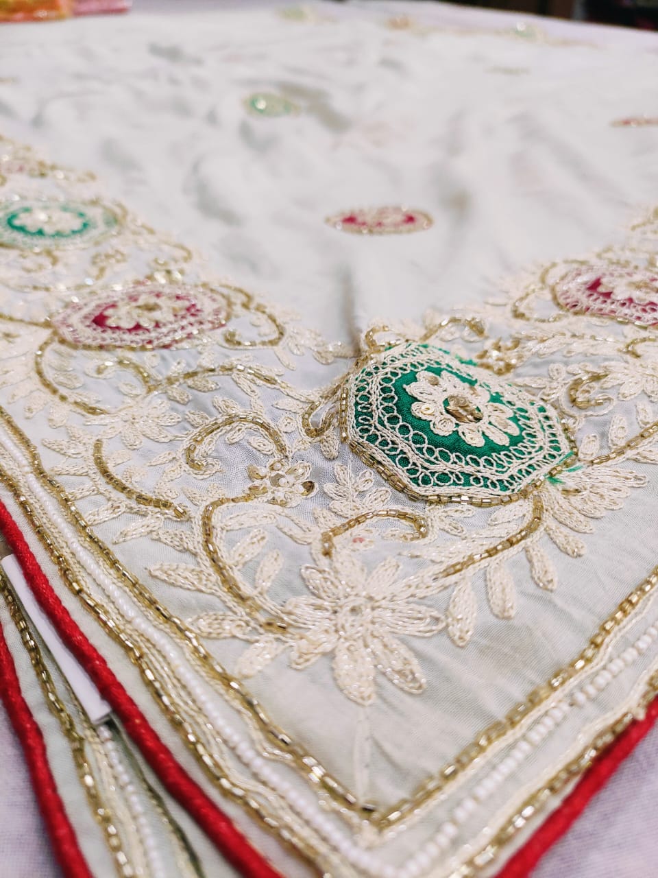 159007 शुद्ध मुलायम मसलिन सिल्क साड़ी, पूरे साड़ी पर अद्वितीय हस्तकला के साथ 142006