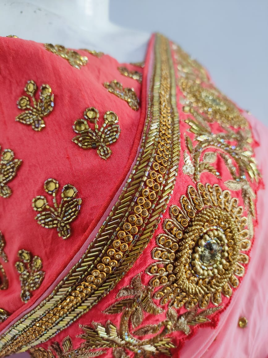 159002 शुद्ध जॉर्जेट साड़ी, बॉर्डर और पूरी साड़ी पर अद्वितीय और भारी हाथ का काम - गुलाबी