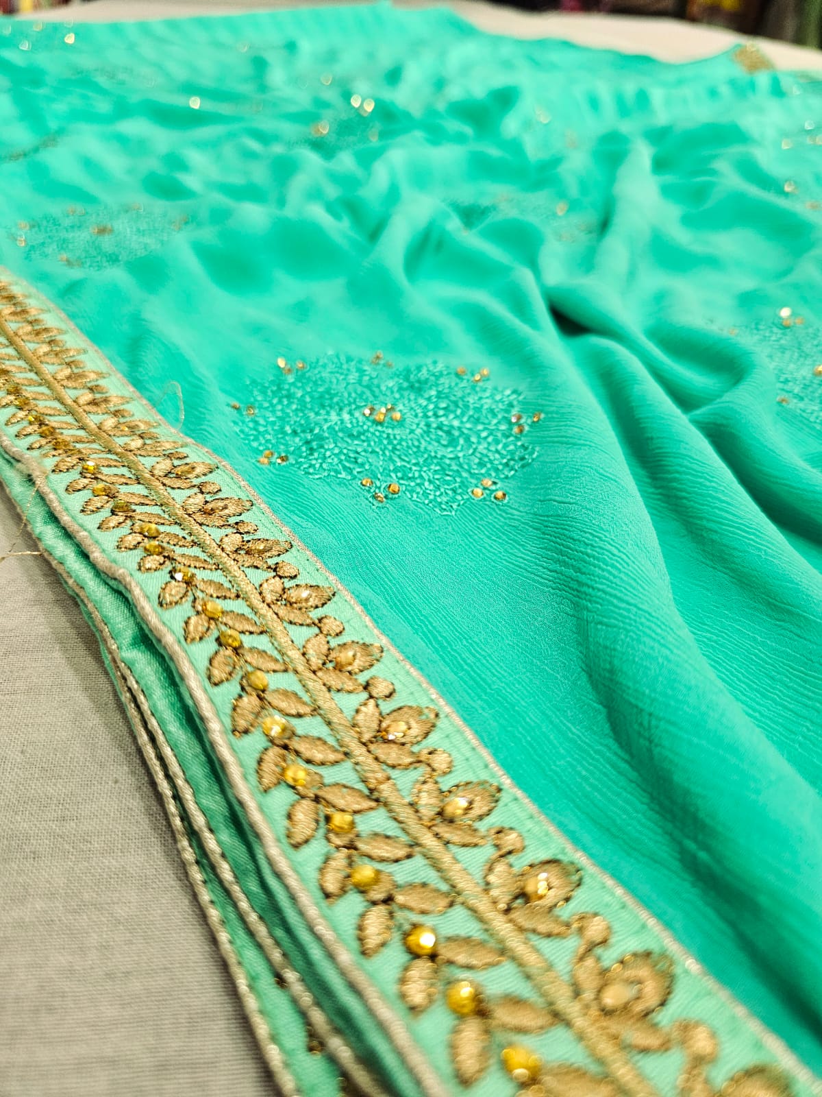 646002 कढ़ाई के साथ भारी शिफॉन पार्टी वियर साड़ी 504003