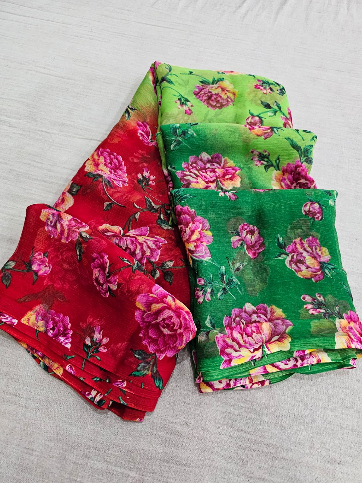 669001 एक्सक्लूसिव फ्लावर प्रिंट शेडेड सेमी शिफॉन साड़ी - लाल हरा