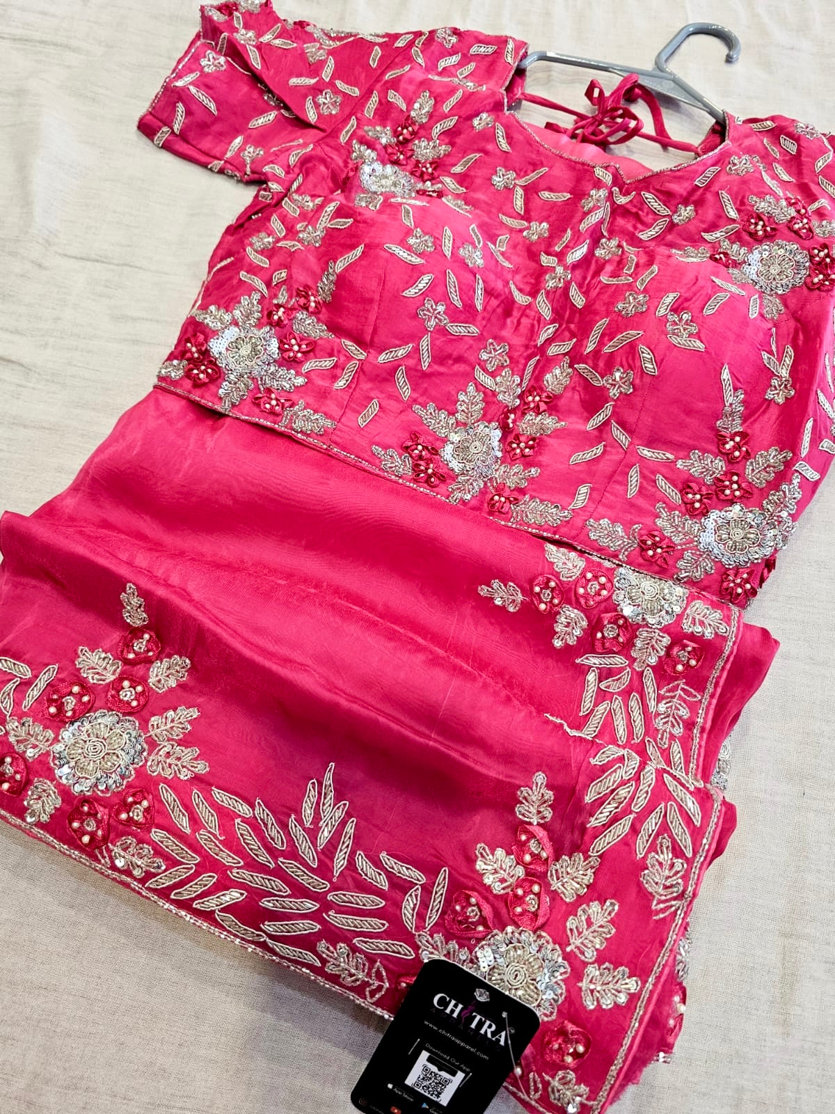 0666 प्रीमियम राजस्थानी शुद्ध चिनॉन सिल्क जल हैंडवर्क साड़ी