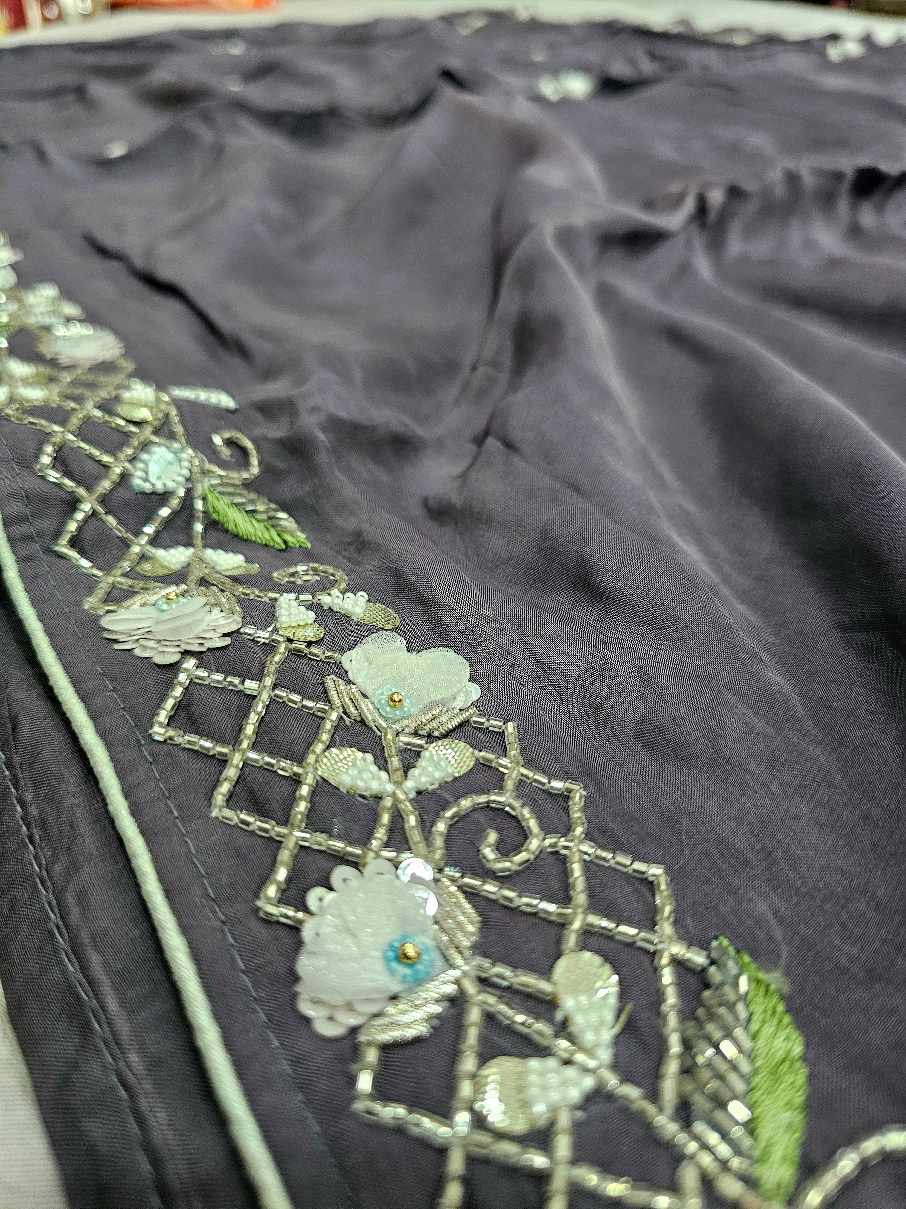 शुद्ध क्रेप सिल्क ओरिजिनल साड़ी हेवे स्टिच्ड ब्लाउज और डिज़ाइनर हैंडवर्क बेल्ट के साथ (9309)