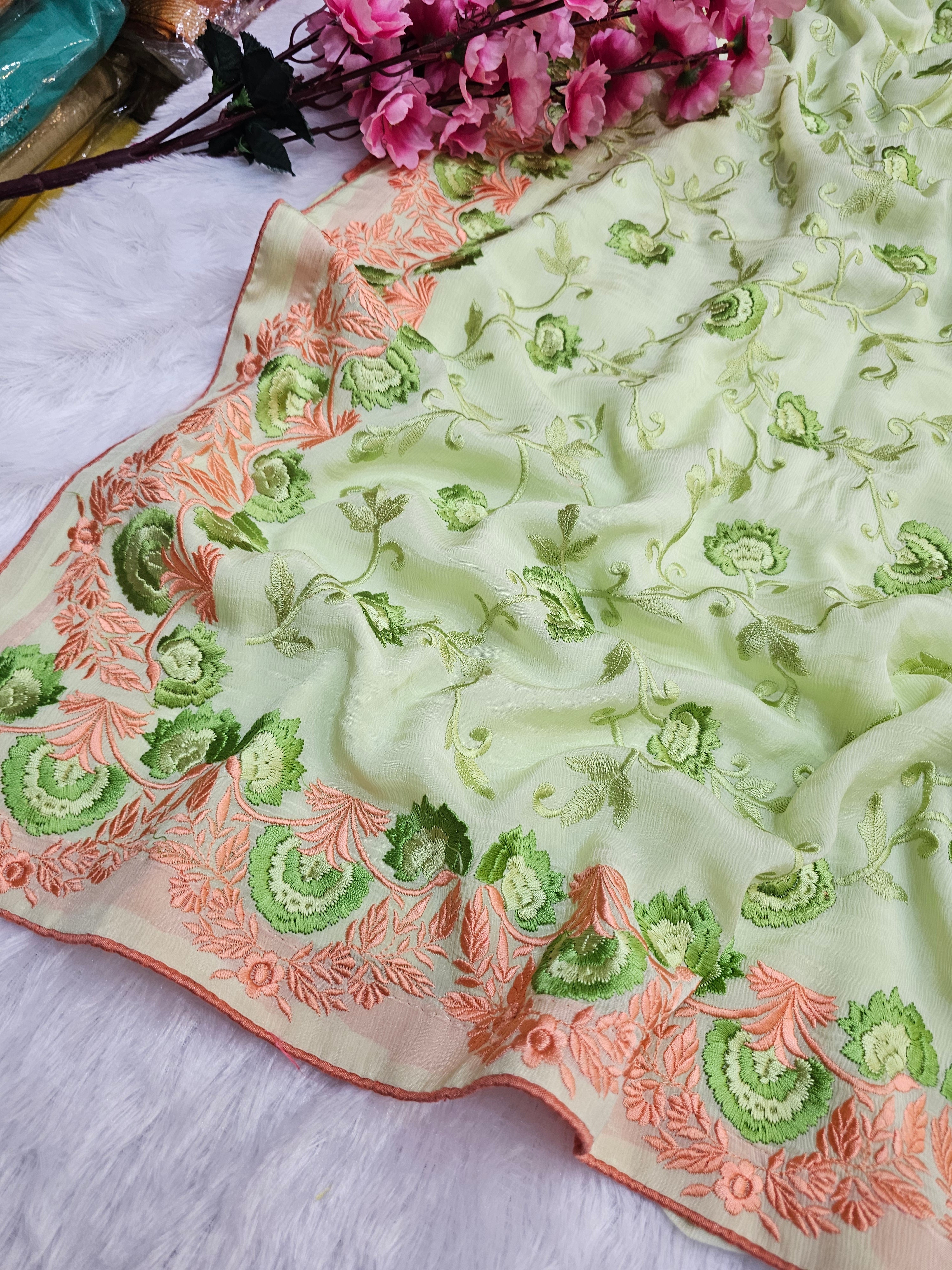 160002 भारी अनुक्रम हाथ के काम के साथ शुद्ध शिफॉन साड़ी