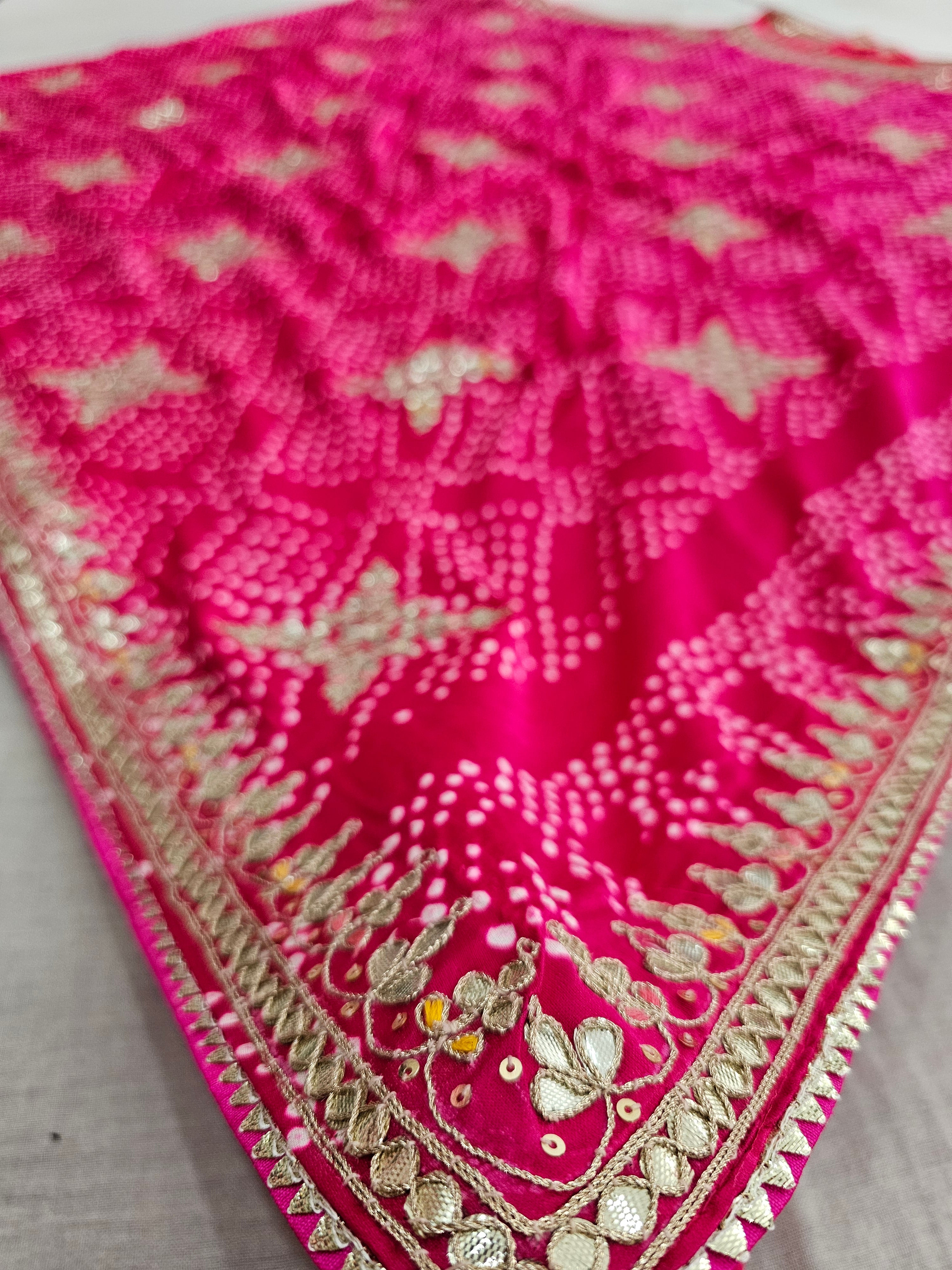 शुद्ध गज्जी सिल्क हाथ गोटापट्टी हाथ बंधनी प्रीमियम साड़ी