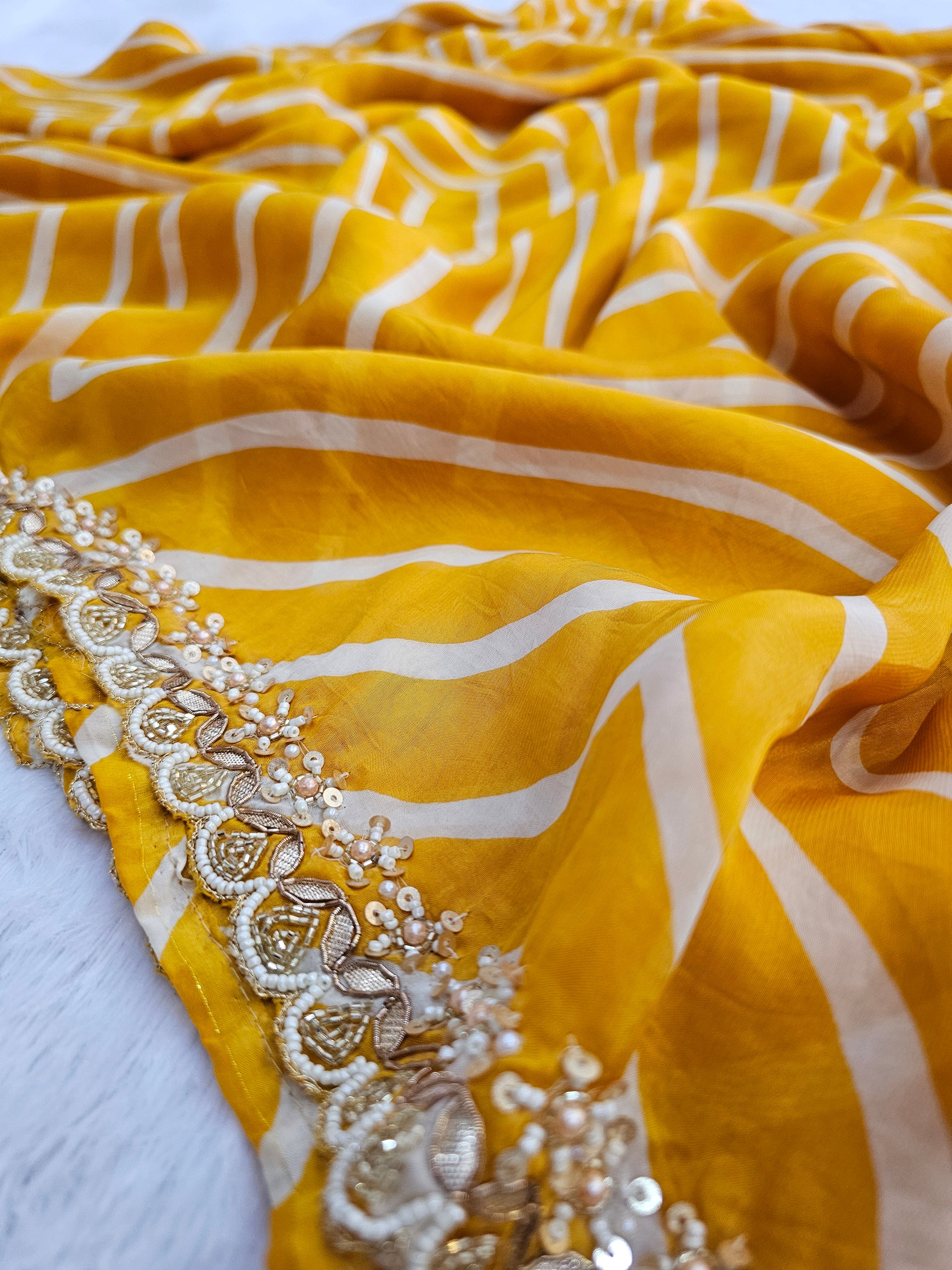 0666 प्रीमियम राजस्थानी शुद्ध चिनॉन सिल्क जल हैंडवर्क साड़ी