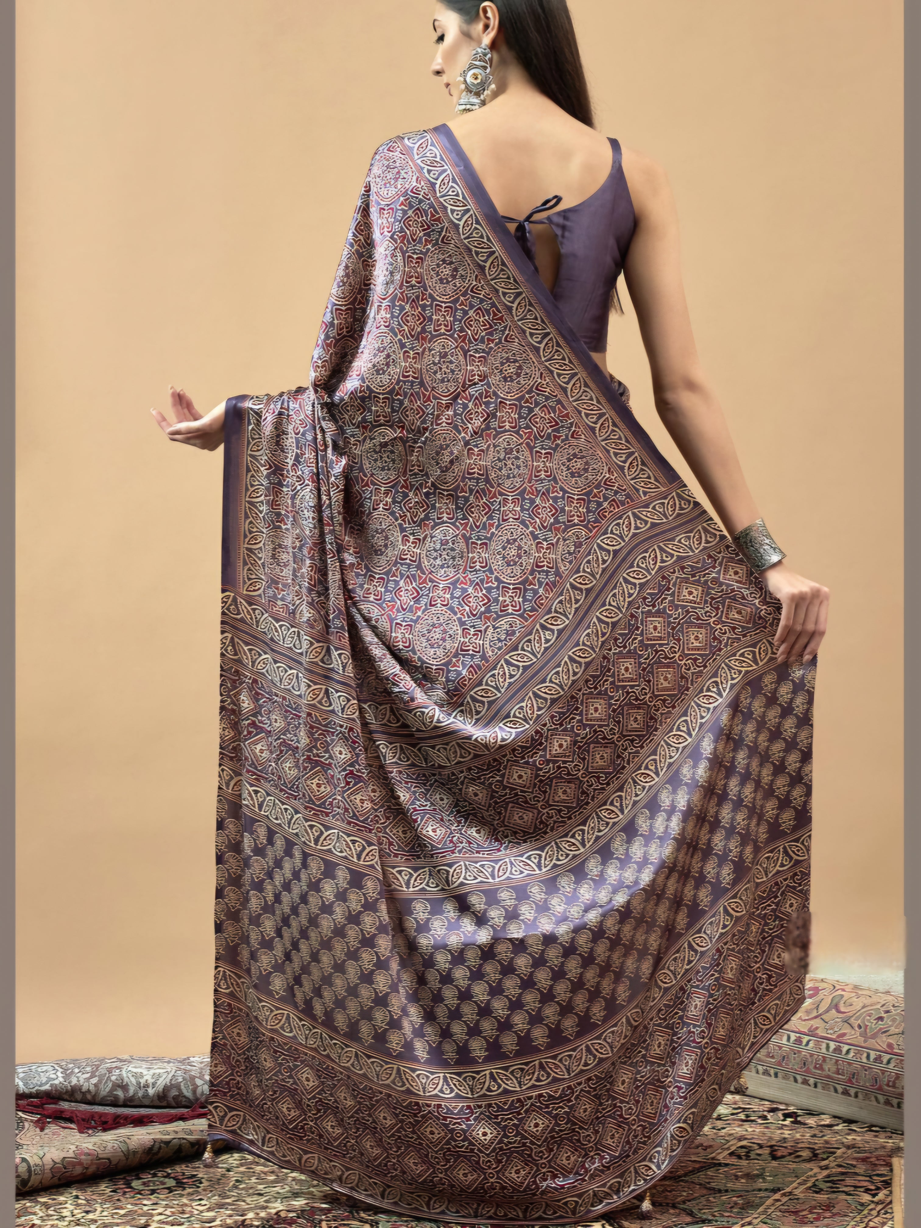 682002 ट्रेंडिंग अजरख प्रिंट इटैलियन क्रेप सिल्क साड़ी