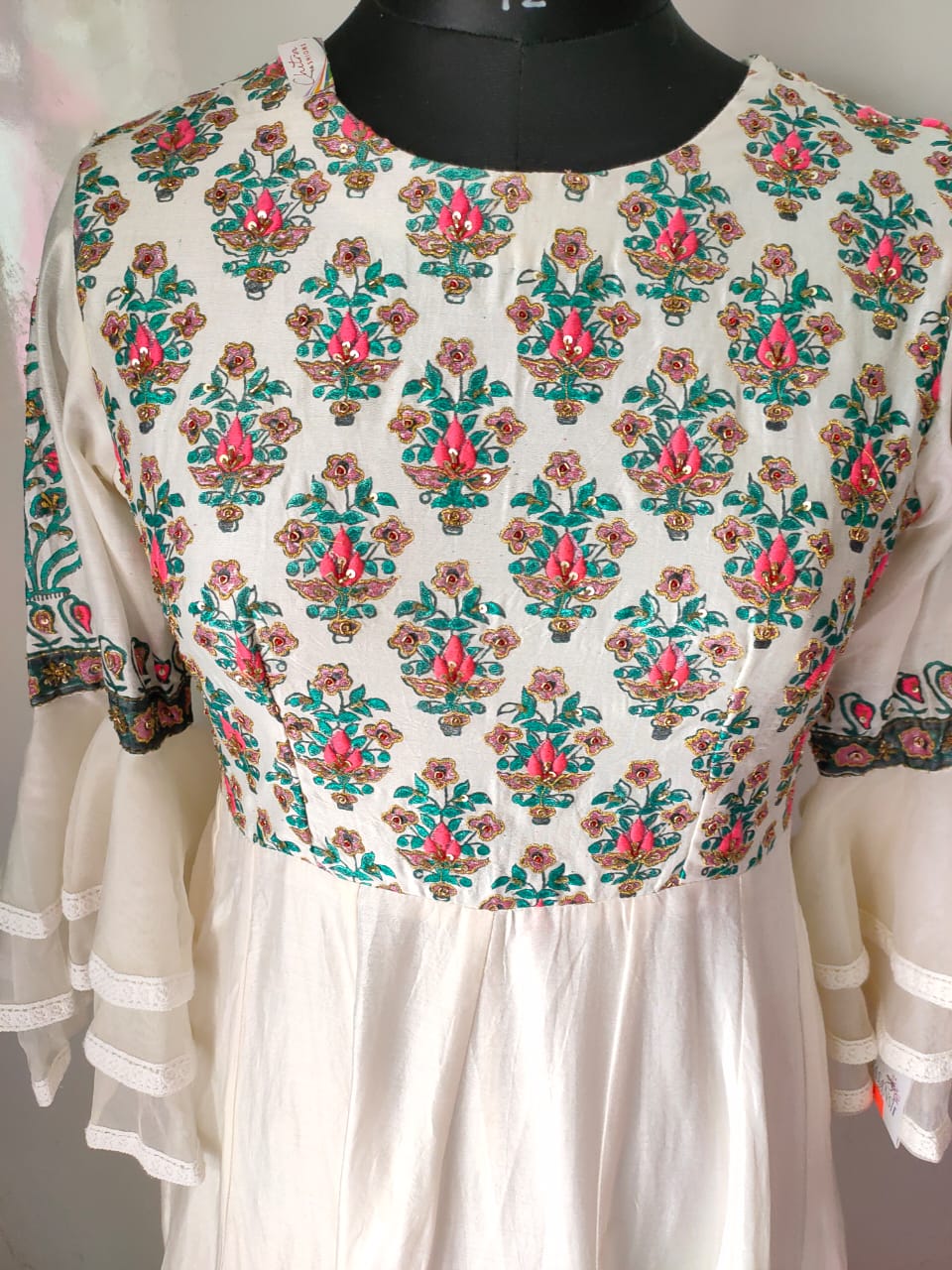 शुद्ध चंदेरी डिजाइनर सफेद गाउन