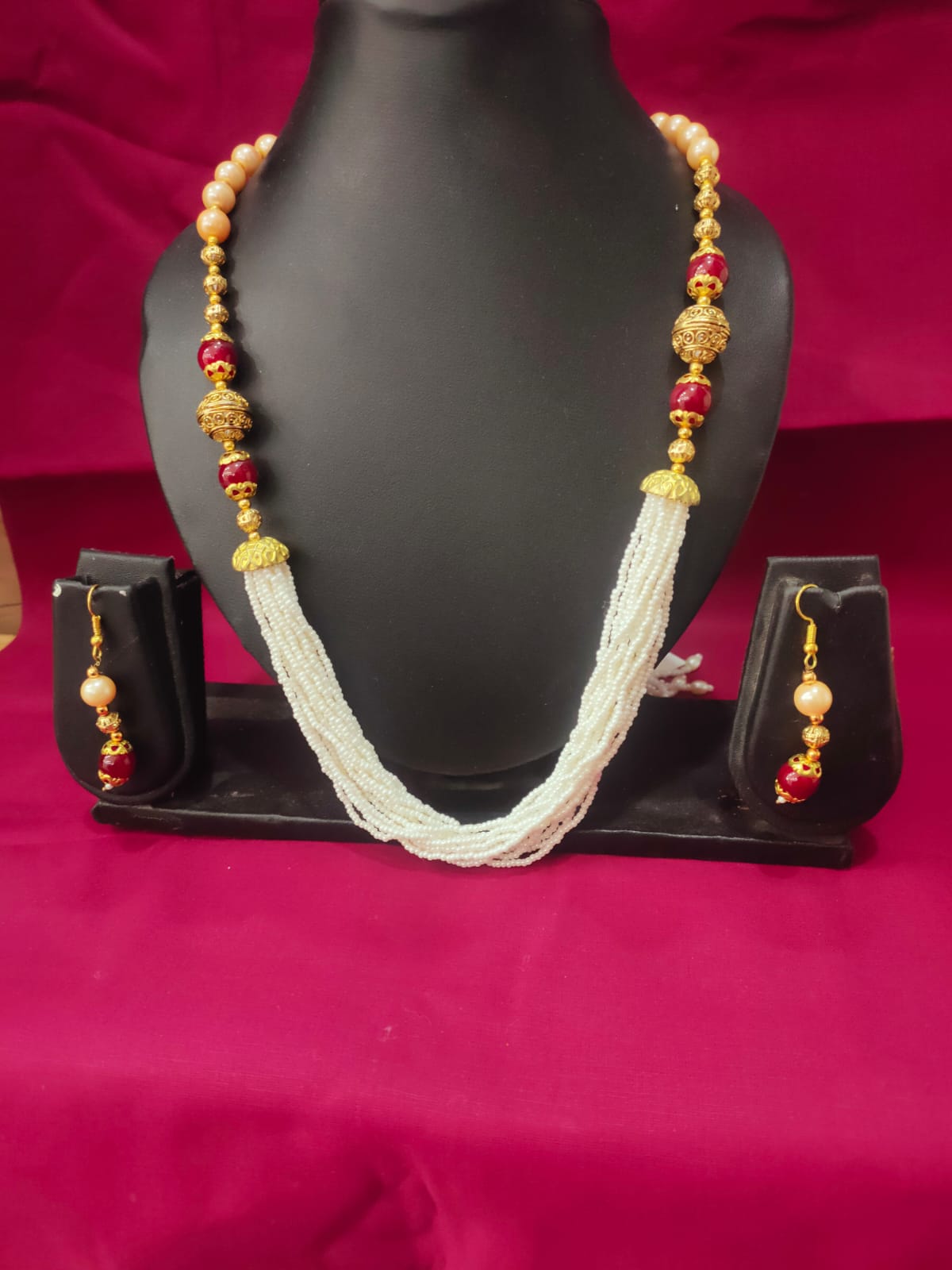 महिलाओं के लिए ग्लैमरस डिजाइनर माला