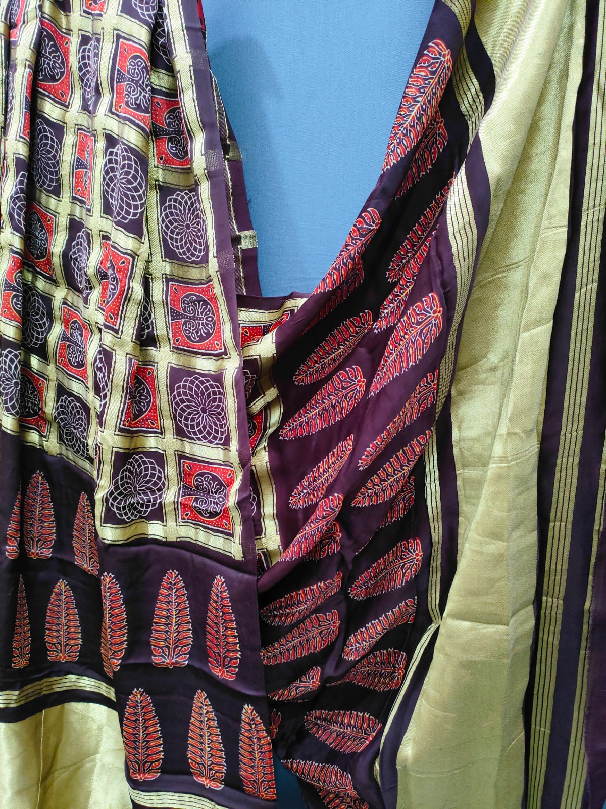 144011 शुद्ध मॉडल सिल्क अजरख दुपट्टा ज़री वर्क के साथ