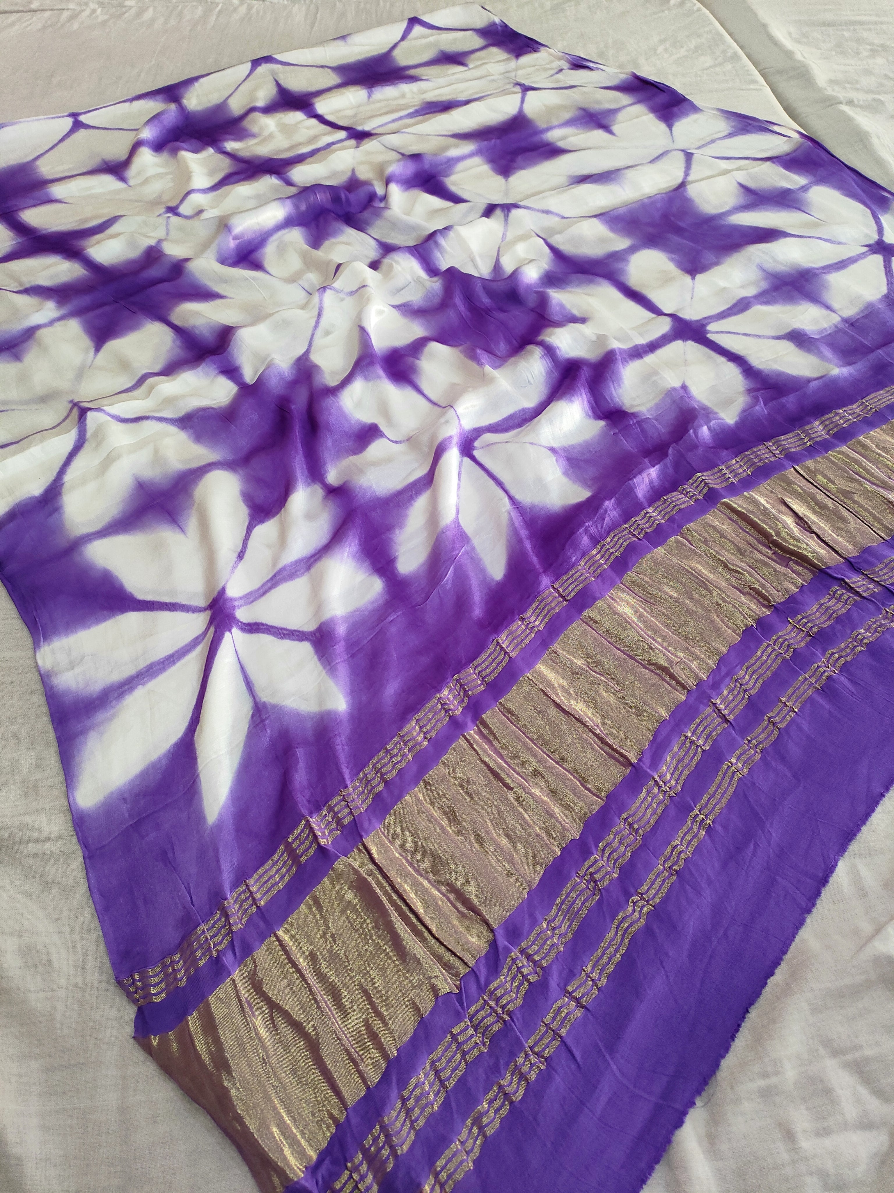 381002 शुद्ध गज्जी सिल्क हैंड डाई दुपट्टा - बैंगनी