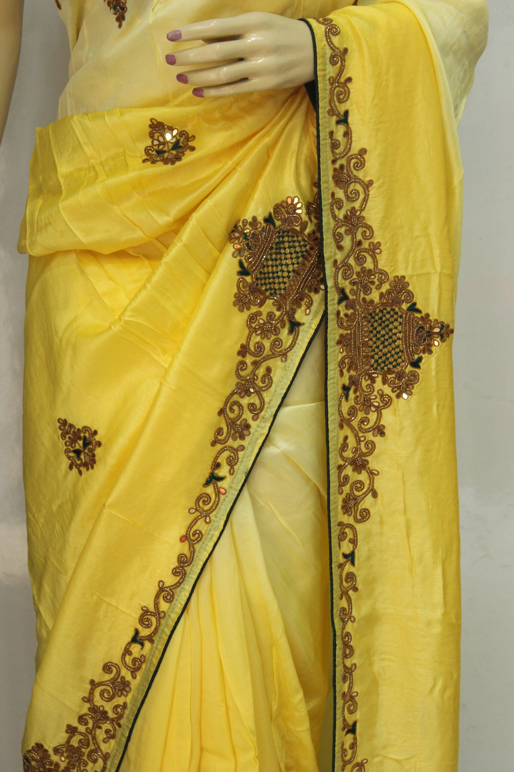 शुद्ध रूसी रेशम पीले रंग की डिजाइनर साड़ी