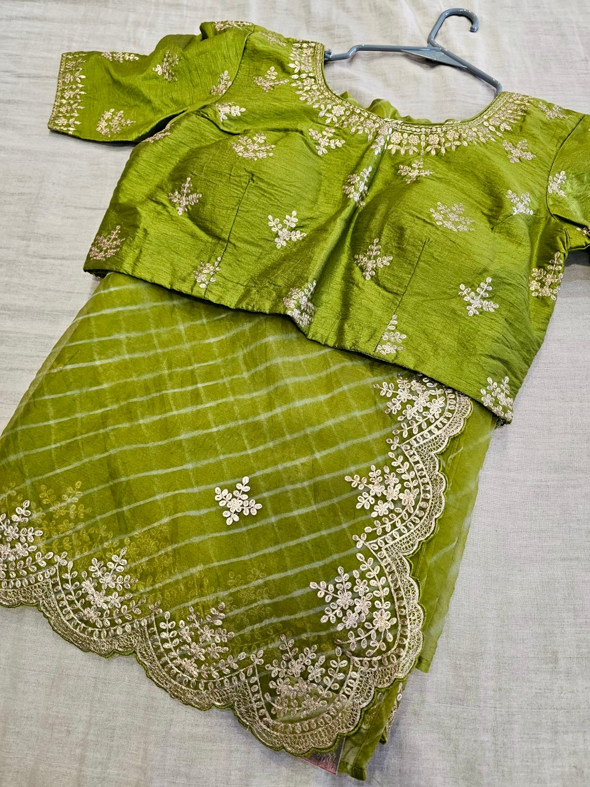 0666 प्रीमियम राजस्थानी शुद्ध चिनॉन सिल्क जल हैंडवर्क साड़ी 