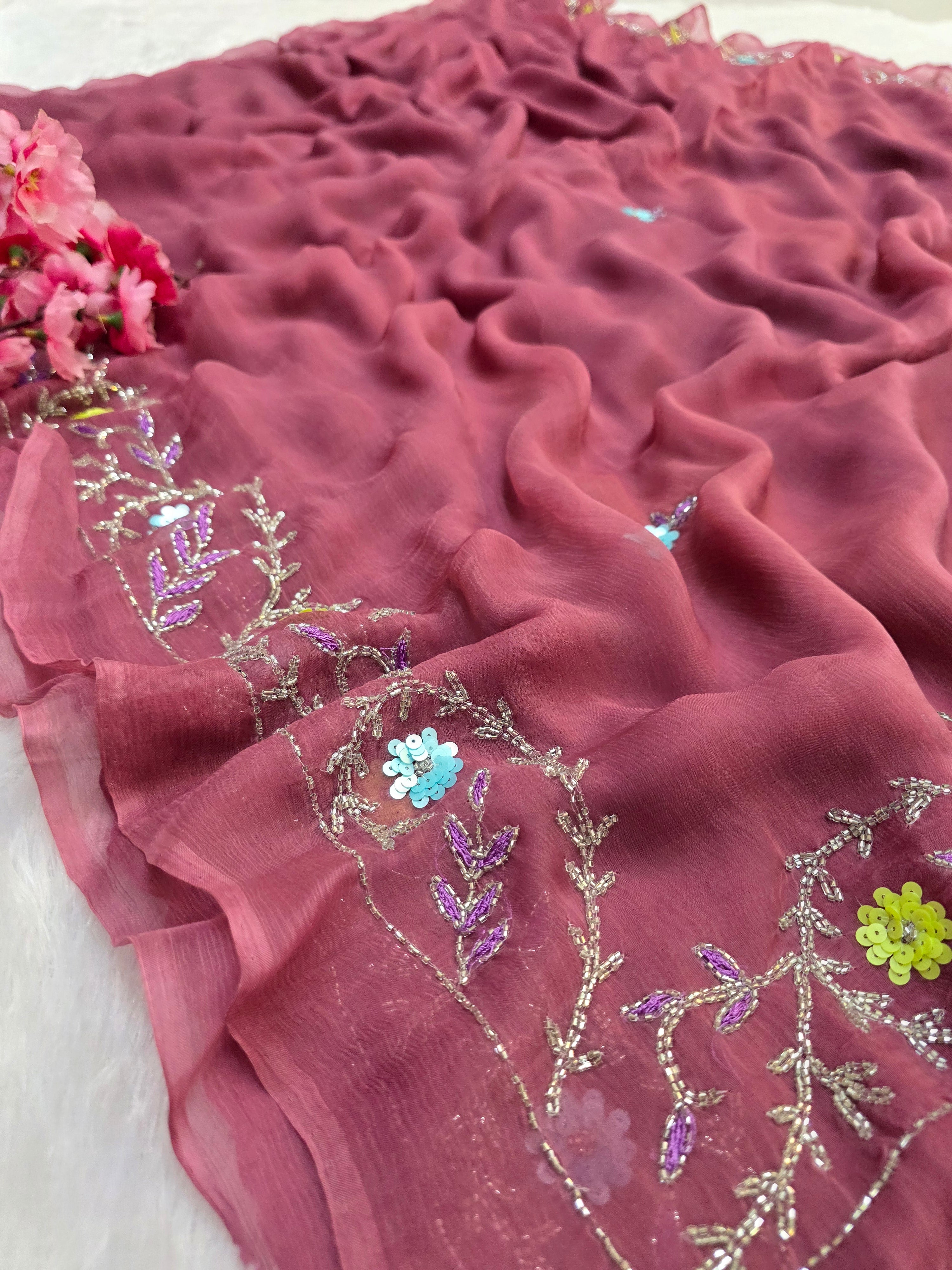 160002 भारी अनुक्रम हाथ के काम के साथ शुद्ध शिफॉन साड़ी 