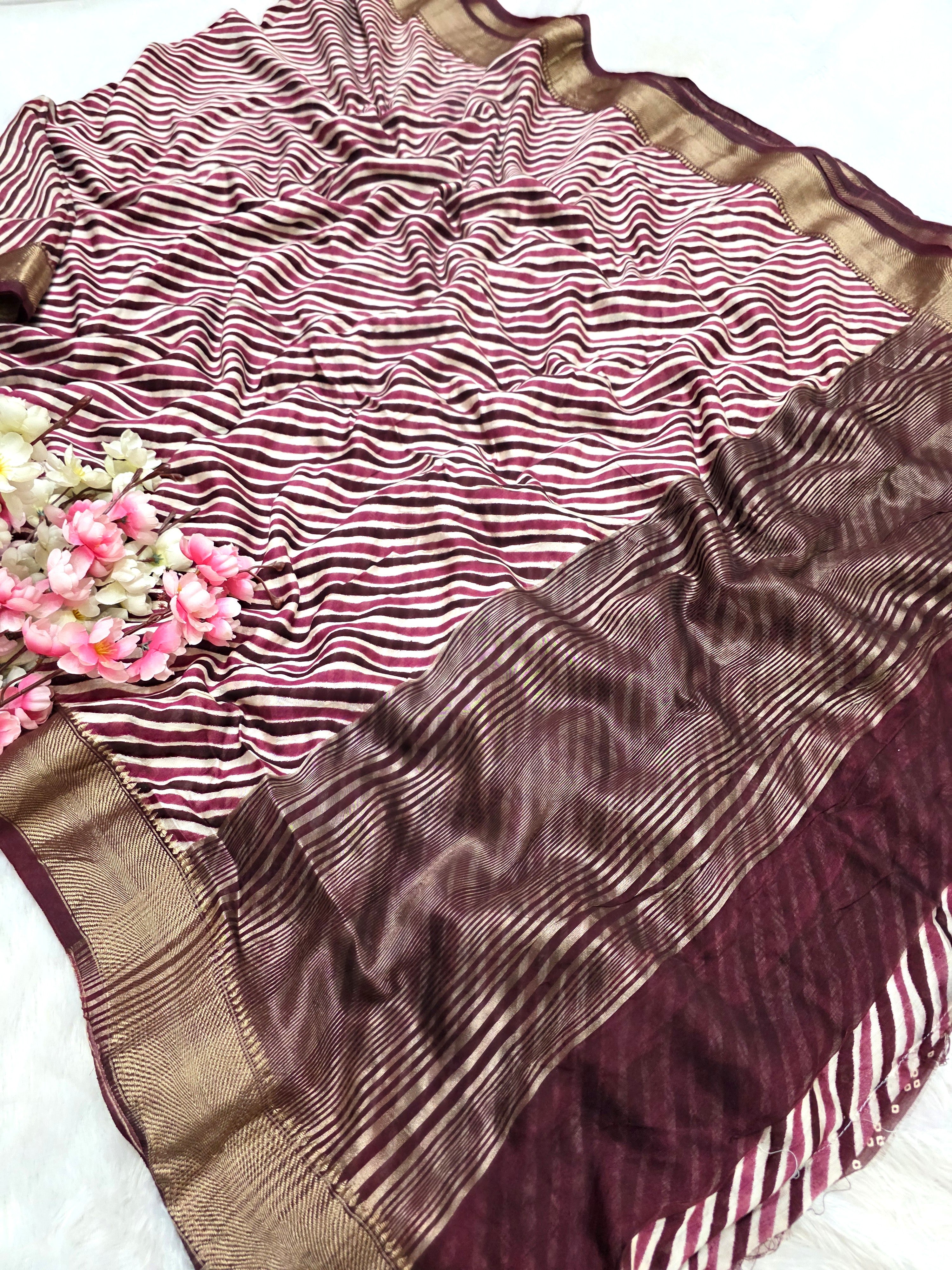 605002 डिज़ाइनर मसलिन लहरिया साड़ी ज़री वर्क के साथ - मैरून वाइन 