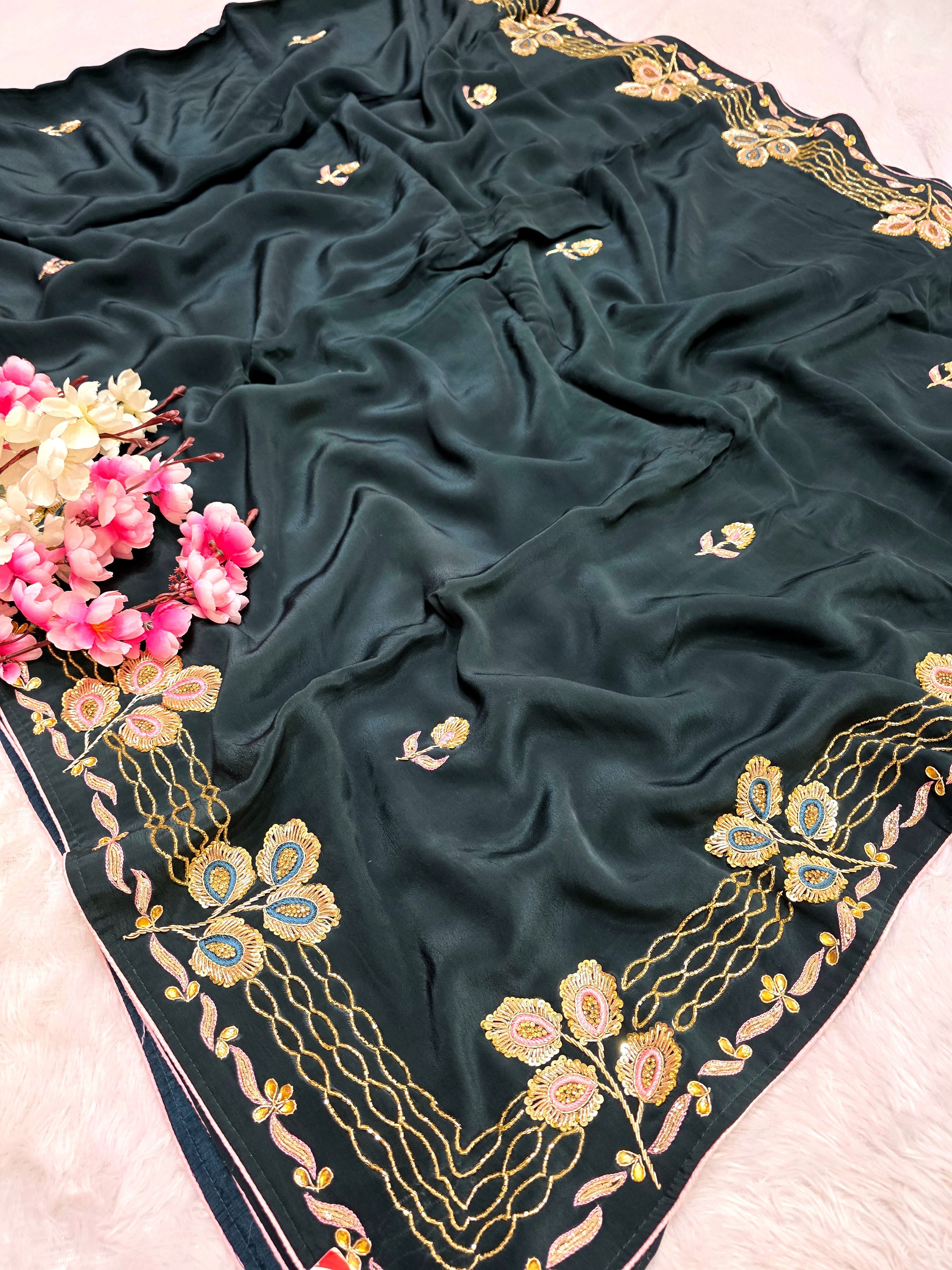 142002 कटदाना और ज़रदोज़ी वर्क वाली अनोखी गहरे हरे रंग की डिज़ाइनर साड़ी 