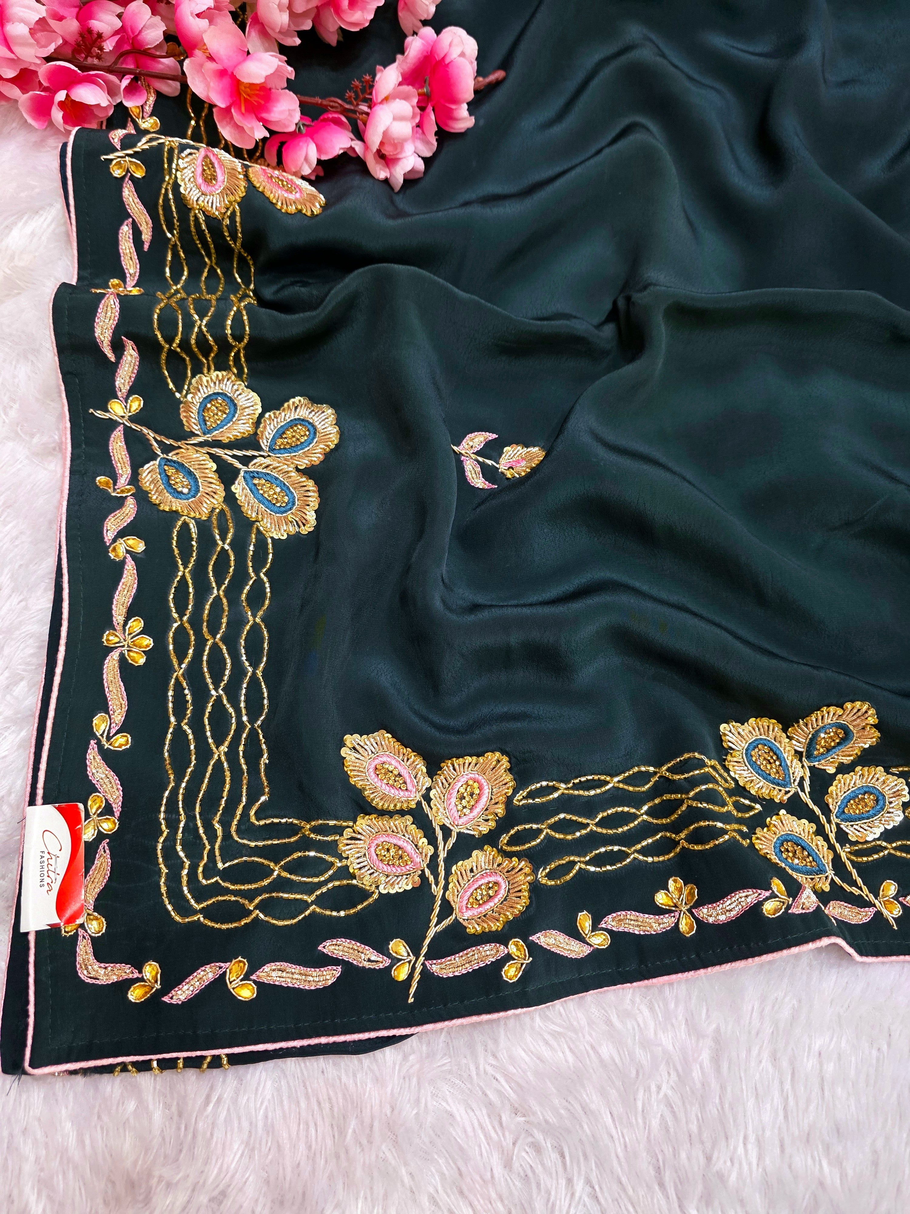 142002 कटदाना और ज़रदोज़ी वर्क वाली अनोखी गहरे हरे रंग की डिज़ाइनर साड़ी 