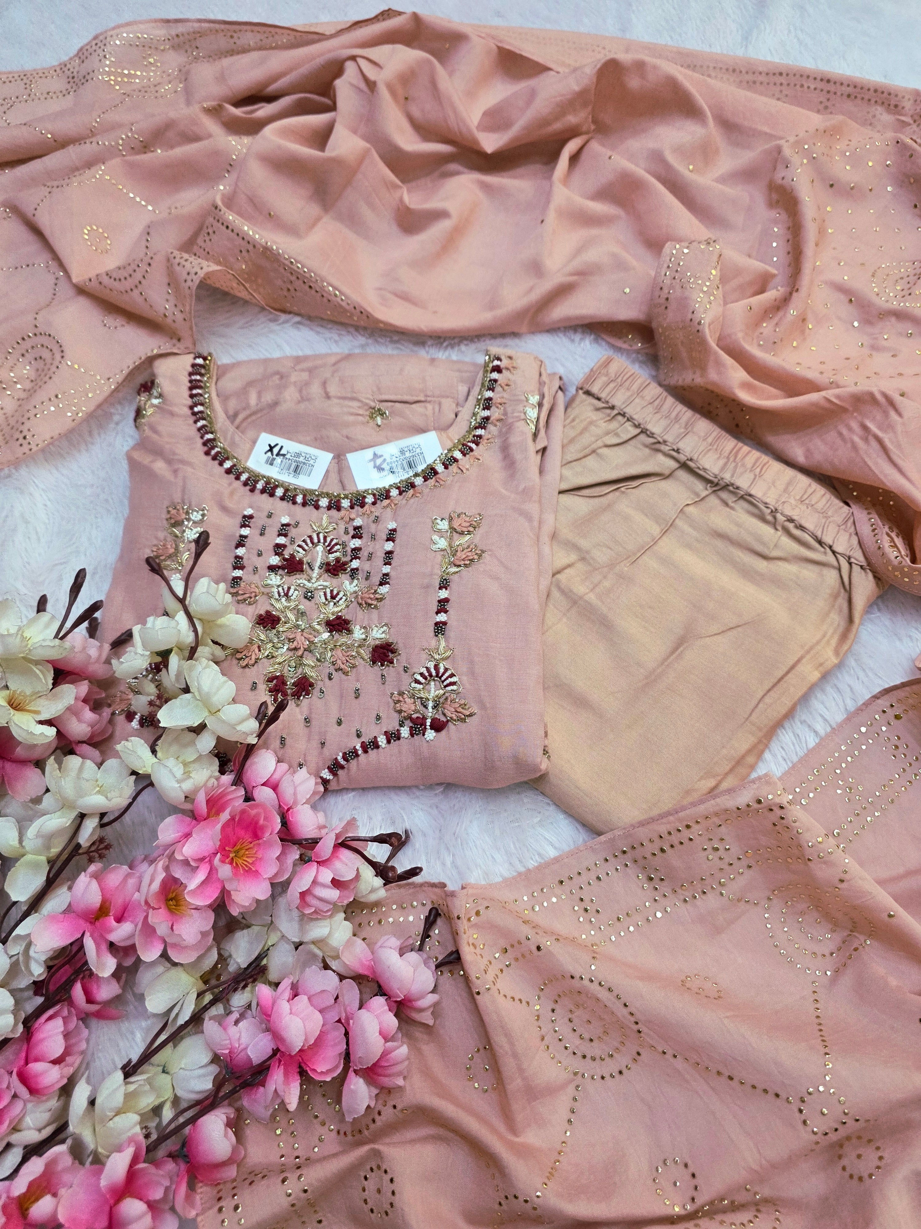 डिजाइनर पिंक मसलिन कुर्ती पैंट और दुपट्टे के साथ 