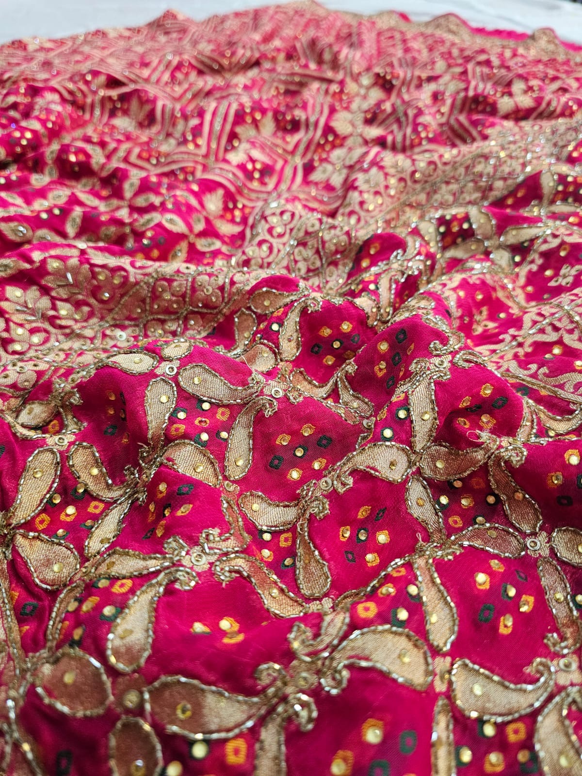 गोटा पट्टी वर्क के साथ पारंपरिक राजस्थानी बंधनी साड़ी 