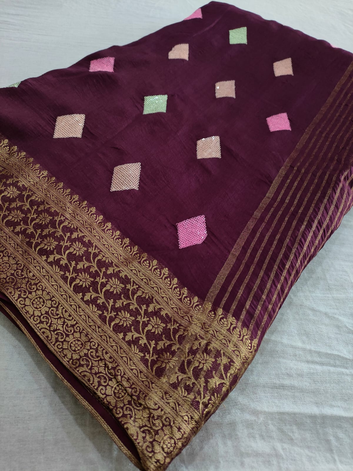 114007 बनारसी सीक्वेंस पार्टी वियर साड़ी - वाइन