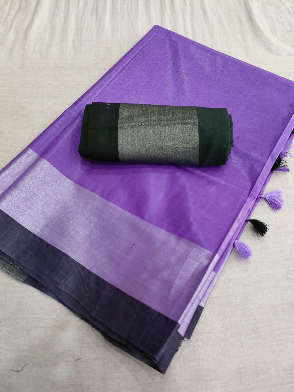 583007 सफ़ेद ज़री और कंट्रास्ट ब्लाउज़ के साथ सॉफ्ट लिनन साड़ी - बैंगनी काला 