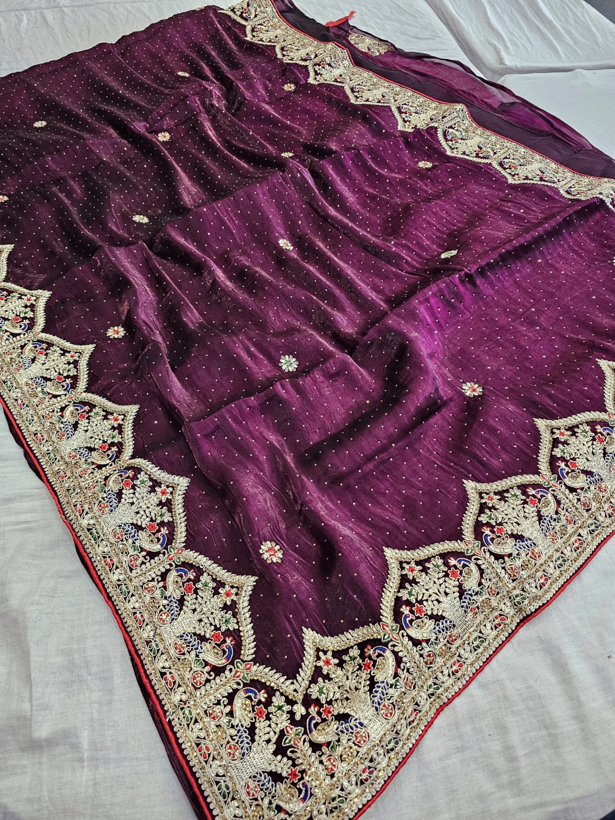 0666 प्रीमियम राजस्थानी शुद्ध चिनॉन सिल्क जल हैंडवर्क साड़ी 