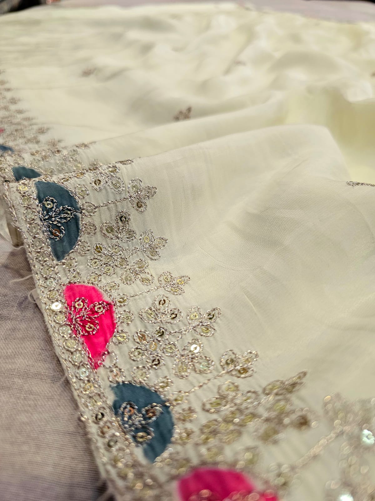 0666 प्रीमियम राजस्थानी शुद्ध चिनॉन सिल्क जल हैंडवर्क साड़ी 