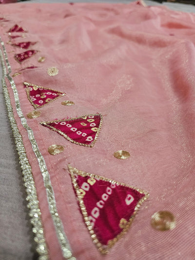 665005 फैंसी डिजाइनर सेमी पार्टी वियर साड़ी बांधनी ब्लाउज के साथ - गुलाबी