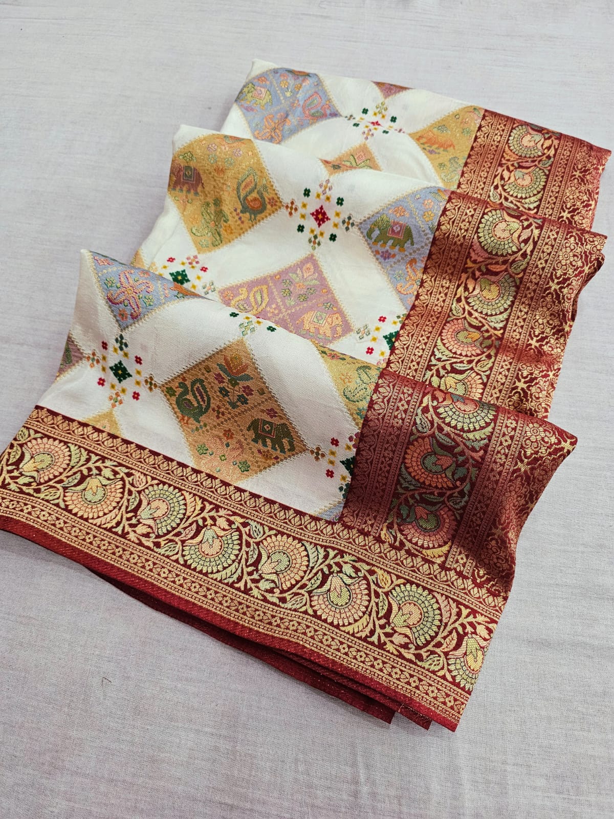 C66005 मीनाकारी ज़री बुनाई के काम के साथ शुद्ध रूसी रेशम पटोला साड़ी