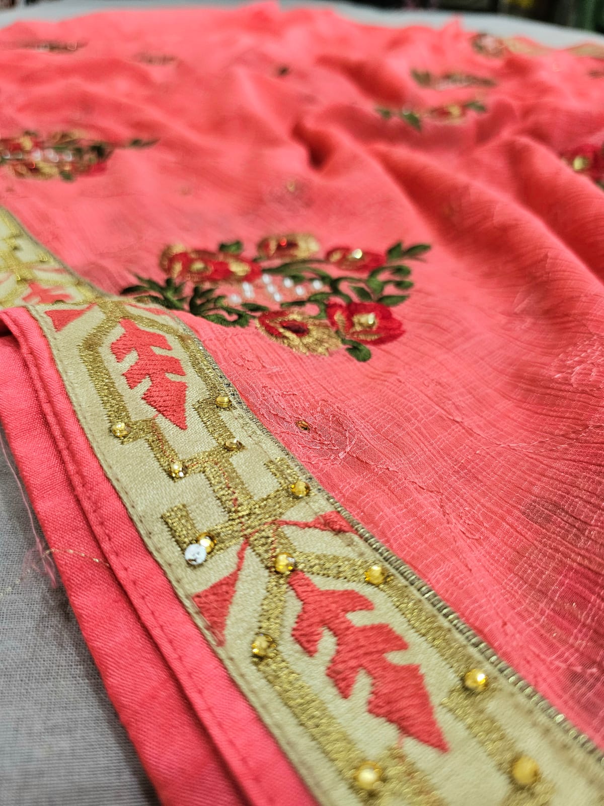 646001 कढ़ाई के साथ भारी शिफॉन पार्टी वियर साड़ी 504009 