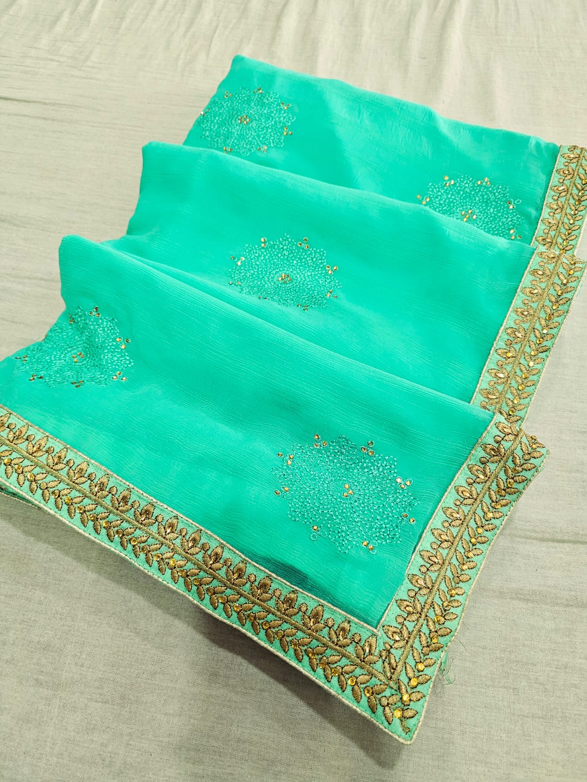 646002 कढ़ाई के साथ भारी शिफॉन पार्टी वियर साड़ी 504003 