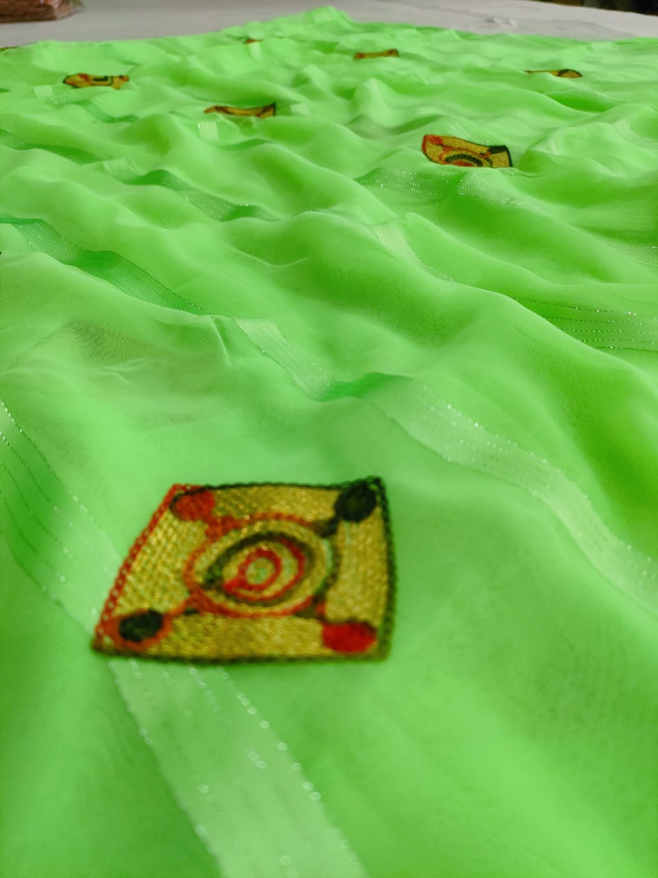 484002 ज़री कढ़ाई और साटन पट्टियों के साथ डिज़ाइनर फैंसी साड़ी - हल्का हरा