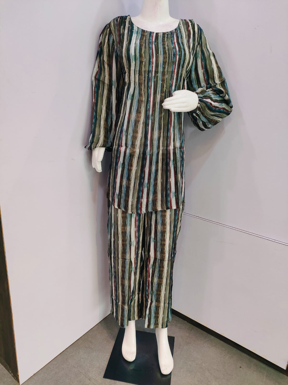 155001 स्टाइलिश को-ऑर्ड सेट सीक्वेंस वर्क के साथ 