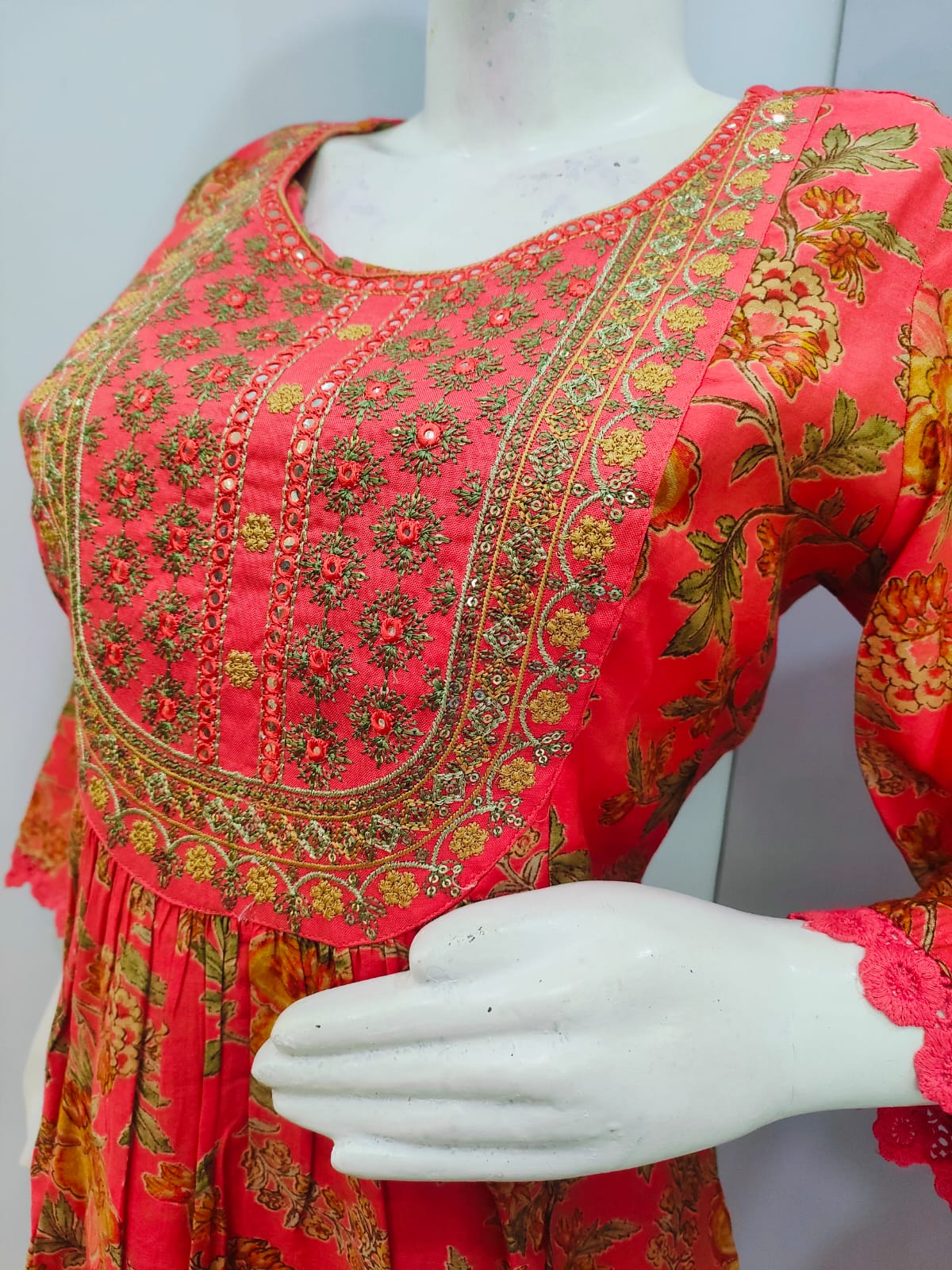 154004 कढ़ाई के काम के साथ स्टाइलिश को-ऑर्ड सेट 