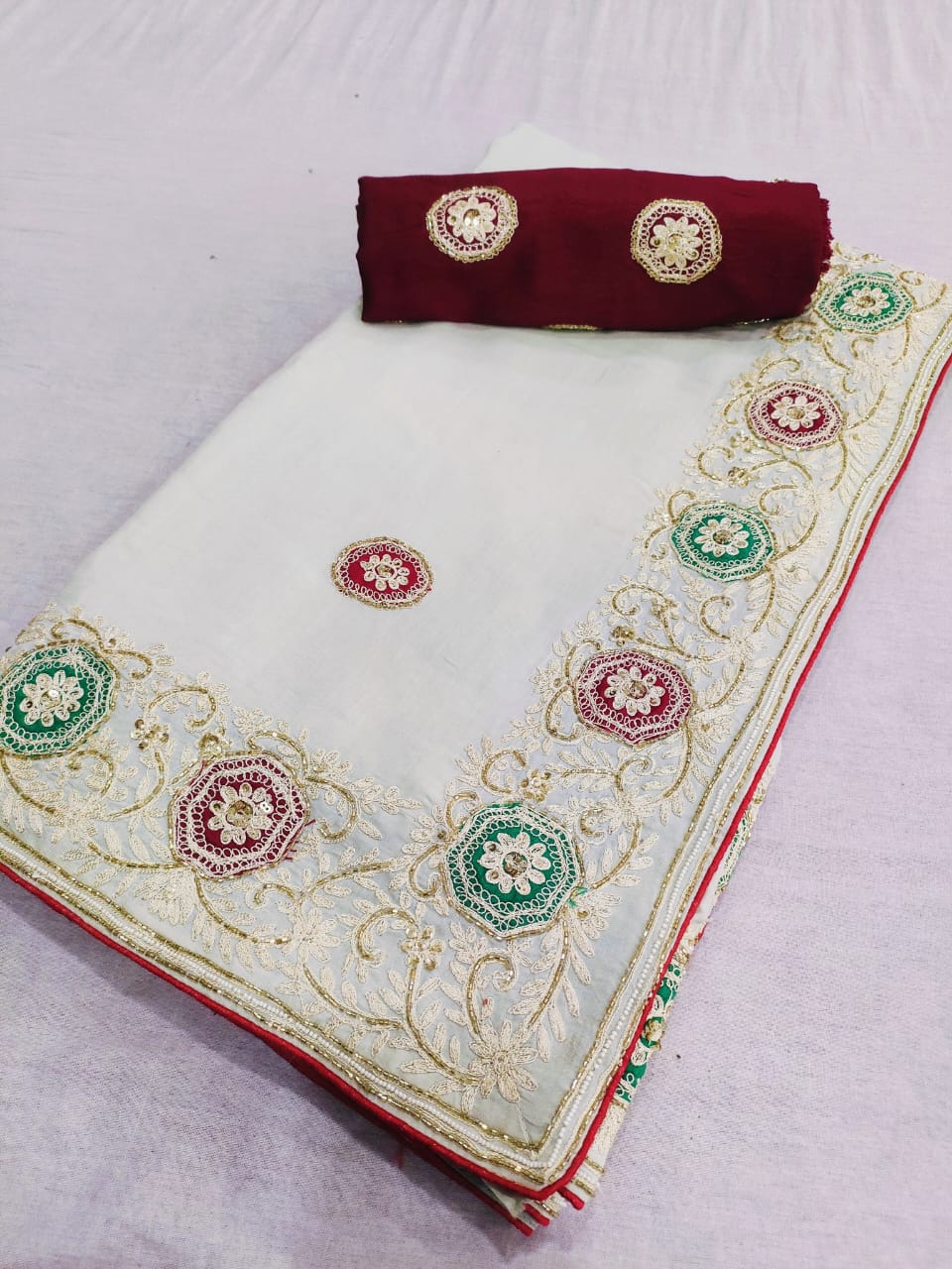 159007 शुद्ध मुलायम मसलिन सिल्क साड़ी, पूरे साड़ी पर अद्वितीय हस्तकला के साथ 142006