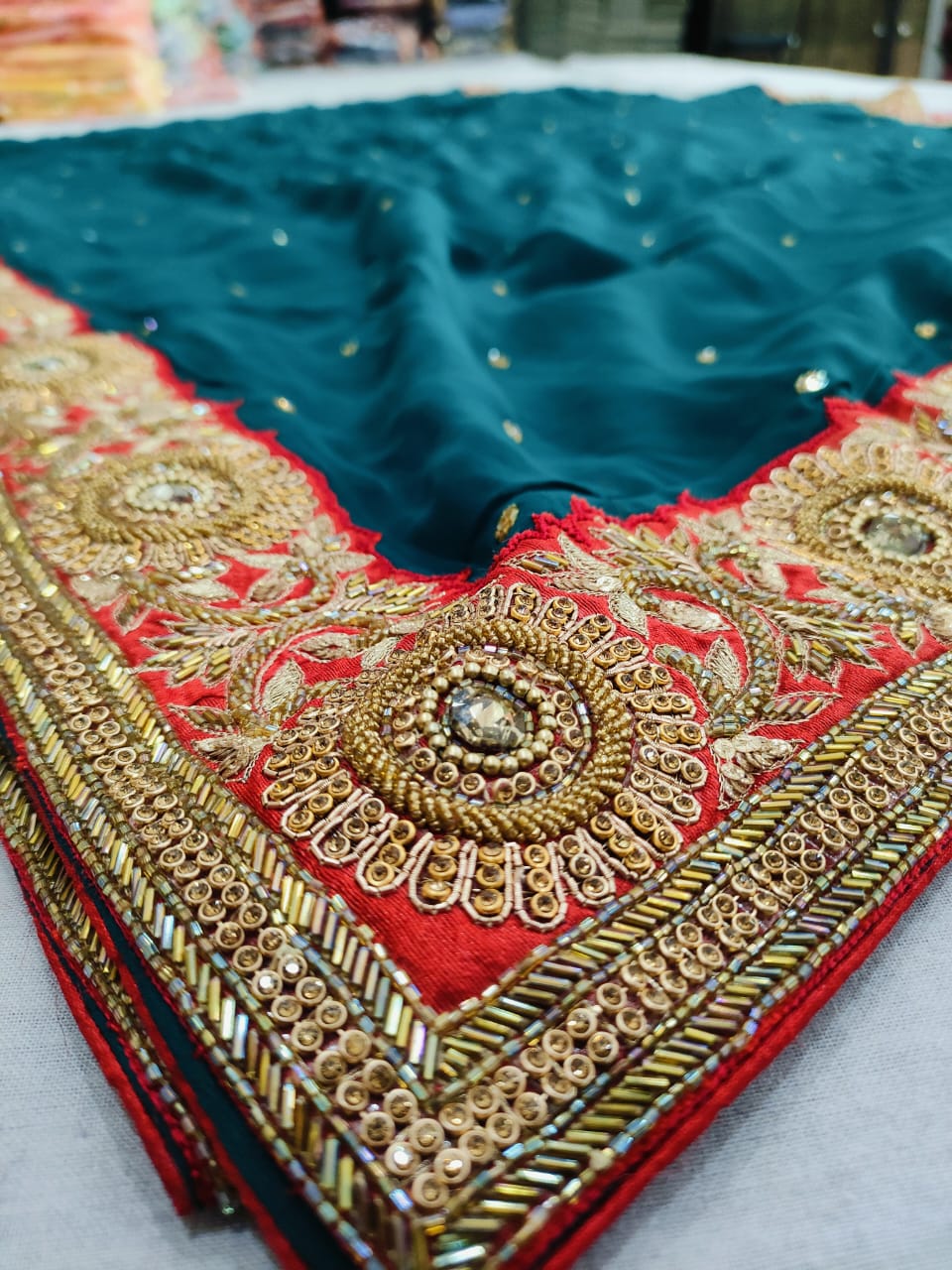 159002 शुद्ध जॉर्जेट साड़ी, बॉर्डर और पूरी साड़ी पर अद्वितीय और भारी हाथ का काम - हरा 