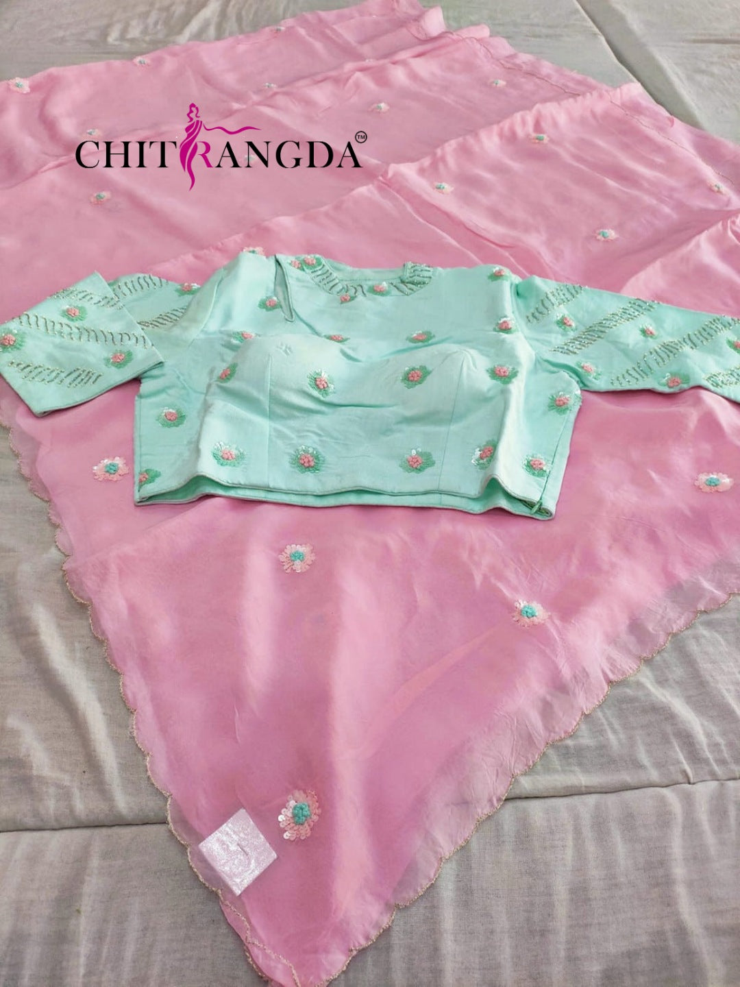 132003 प्रीमियम ऑर्गेना साड़ी भारी हाथ के काम और सिलाई ब्लाउज के साथ