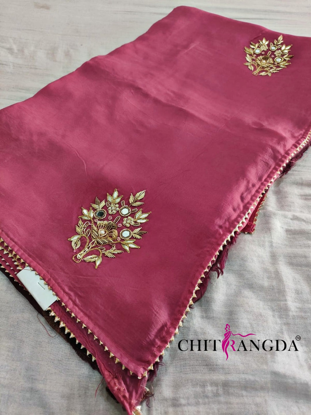 132006 भारी हाथ के काम के साथ प्रीमियम ऑर्गेना साड़ी 