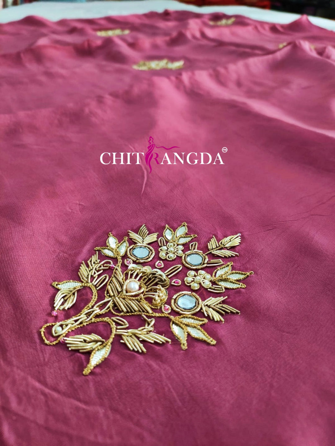 132006 भारी हाथ के काम के साथ प्रीमियम ऑर्गेना साड़ी 