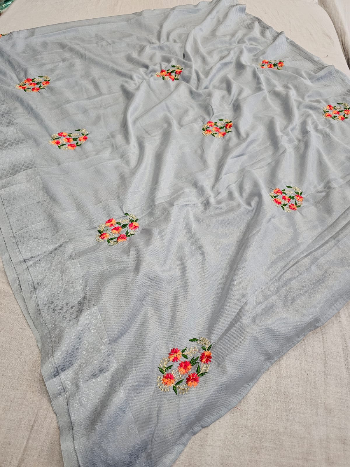 432001 कढ़ाई के काम के साथ फैंसी सेमी पार्टी वियर साड़ियाँ