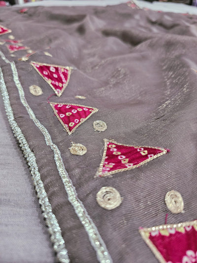 665005 फैंसी डिजाइनर सेमी पार्टी वियर साड़ी बांधनी ब्लाउज के साथ - भूरा