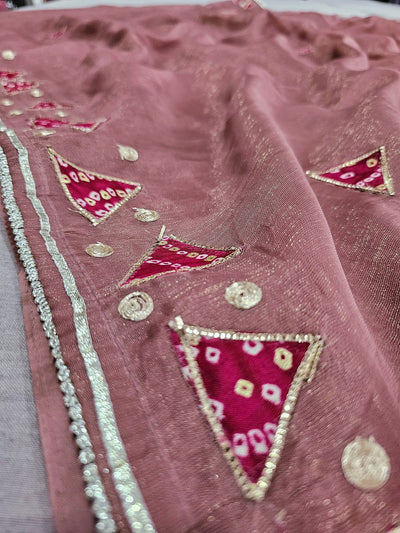 665005 फैंसी डिजाइनर सेमी पार्टी वियर साड़ी बांधनी ब्लाउज के साथ - डार्क पीच