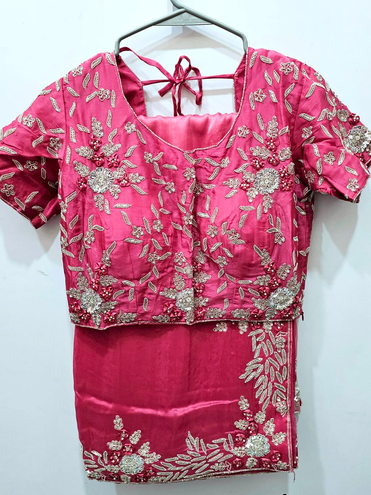 0666 प्रीमियम राजस्थानी शुद्ध चिनॉन सिल्क जल हैंडवर्क साड़ी 