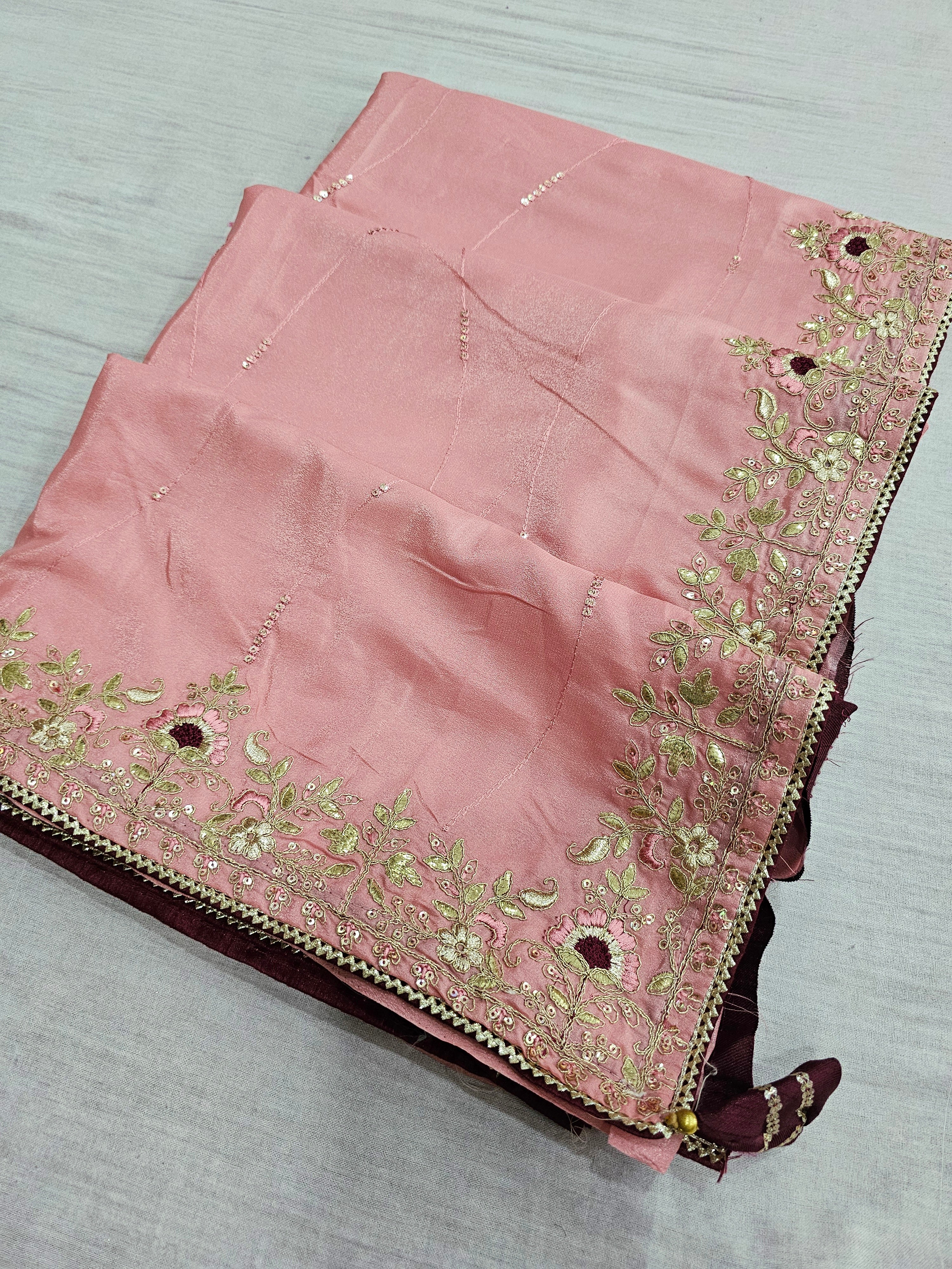 914 एक्सक्लूसिव क्रेप सिल्क डिज़ाइनर साड़ी डिज़ाइनर ज़री और सीक्वेंस वर्क के साथ