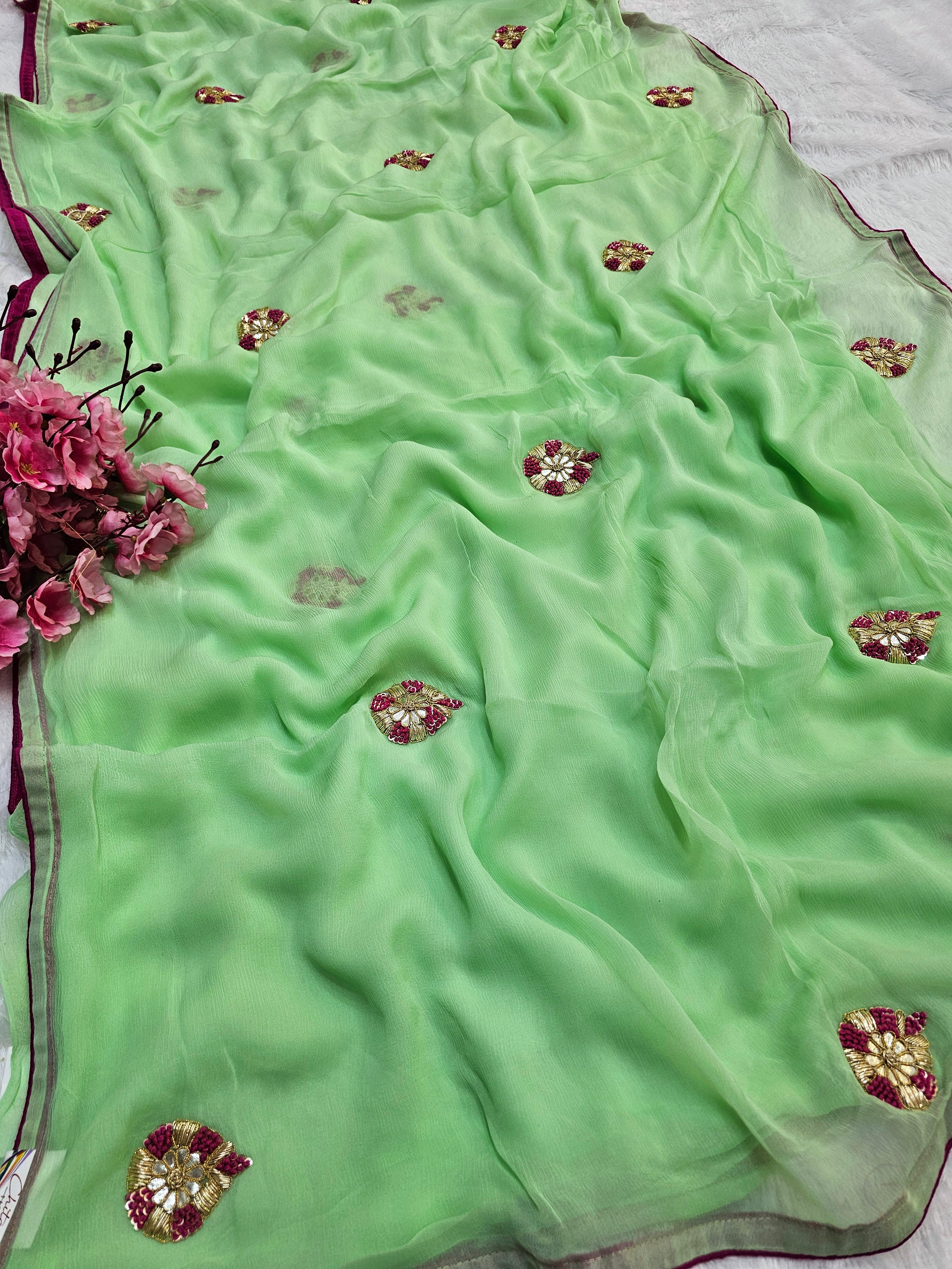 160002 भारी अनुक्रम हाथ के काम के साथ शुद्ध शिफॉन साड़ी 