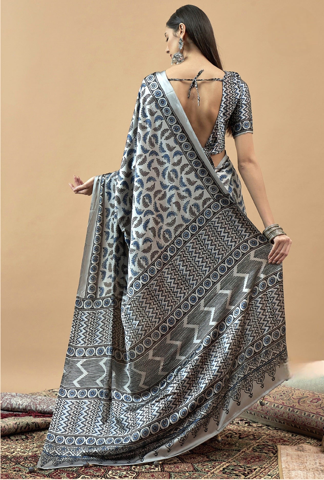 682002 ट्रेंडिंग अजरख प्रिंट इटैलियन क्रेप सिल्क साड़ी 